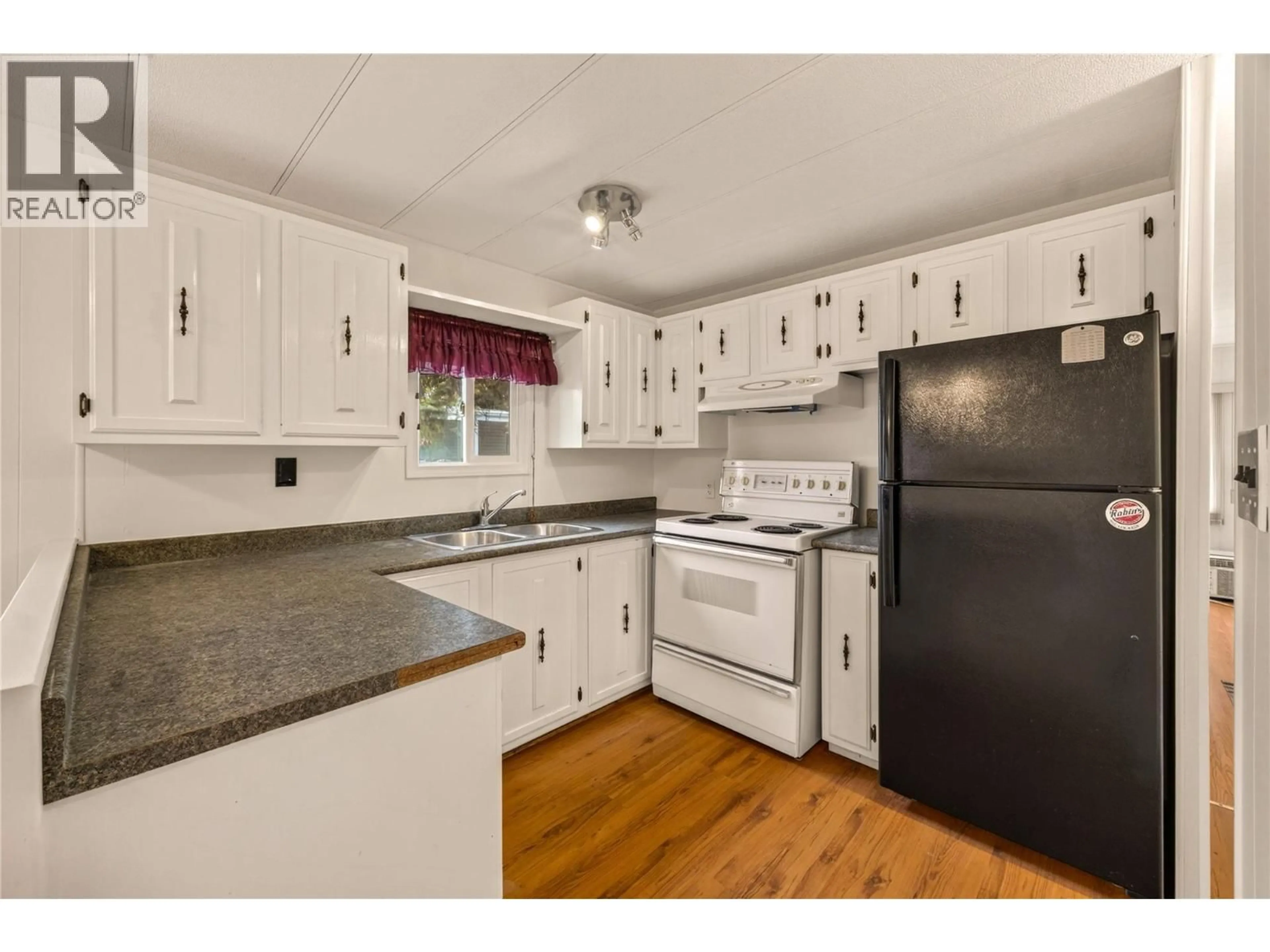 Standard kitchen, wood/laminate floor for 207 - 197 DAUPHIN AVENUE, Penticton British Columbia V2A3S3