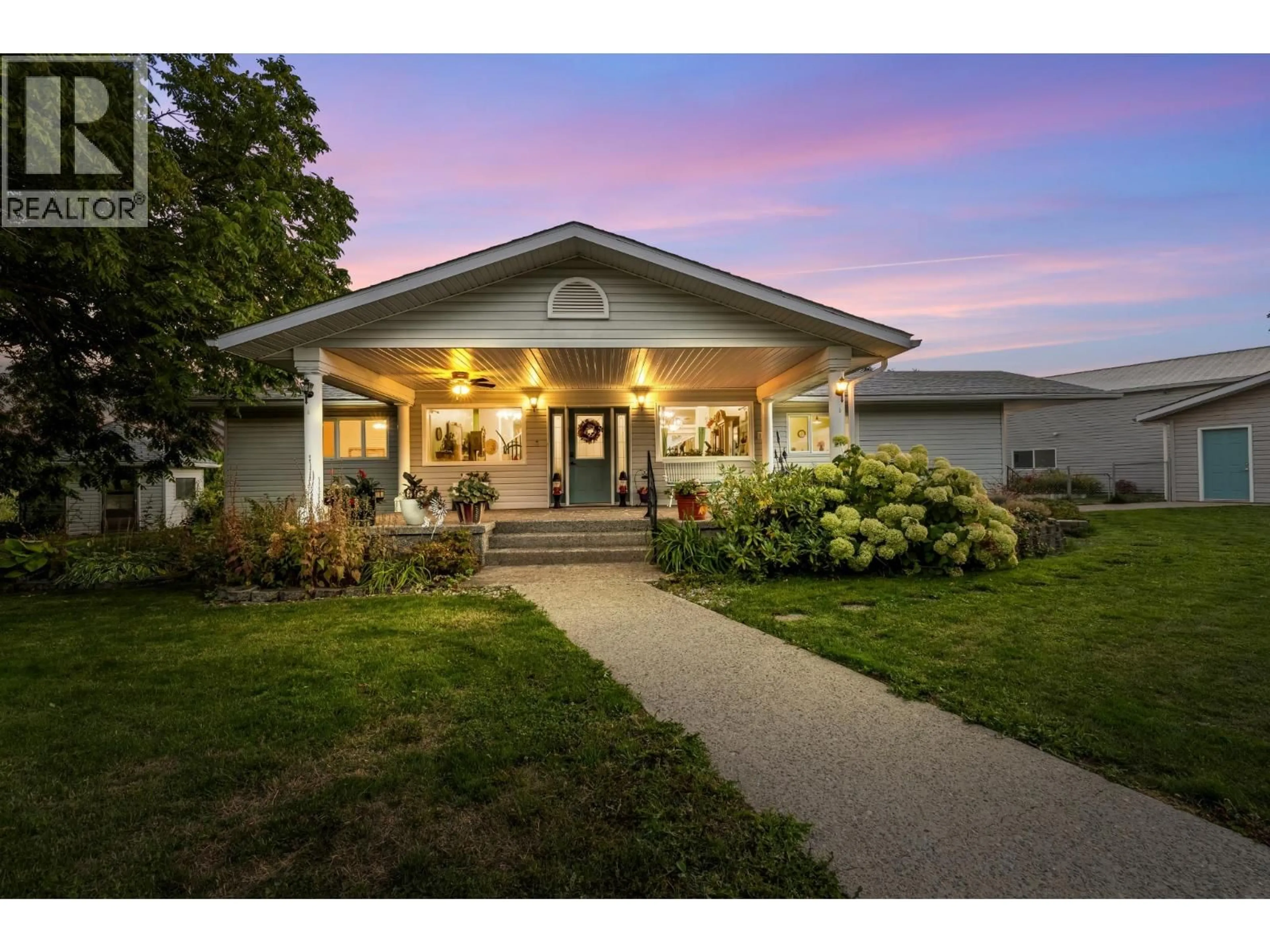 Home with vinyl exterior material, street for 409 33RD AVENUE, Creston British Columbia V0B1G1