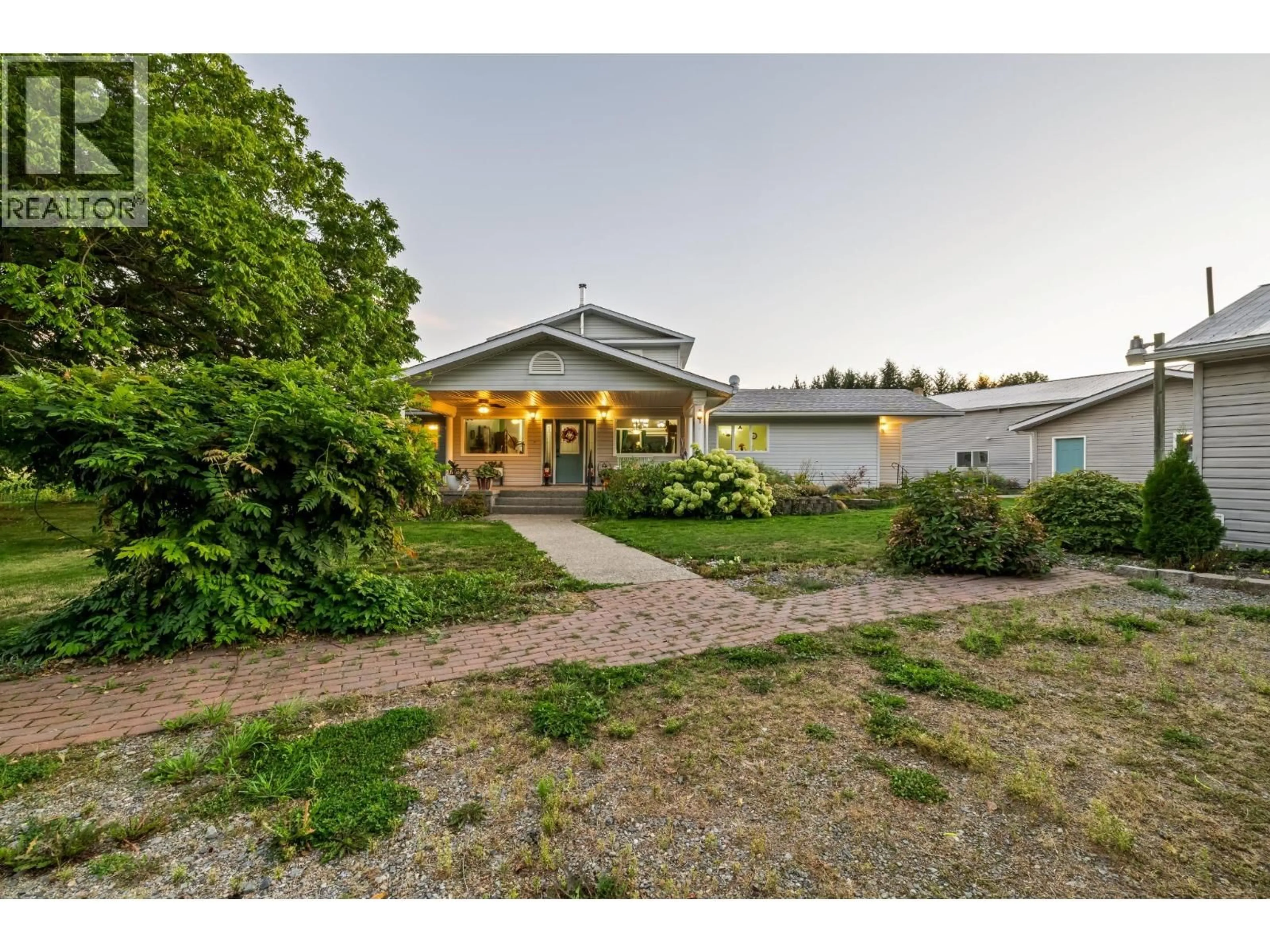 A pic from outside/outdoor area/front of a property/back of a property/a pic from drone, street for 409 33RD AVENUE, Creston British Columbia V0B1G1