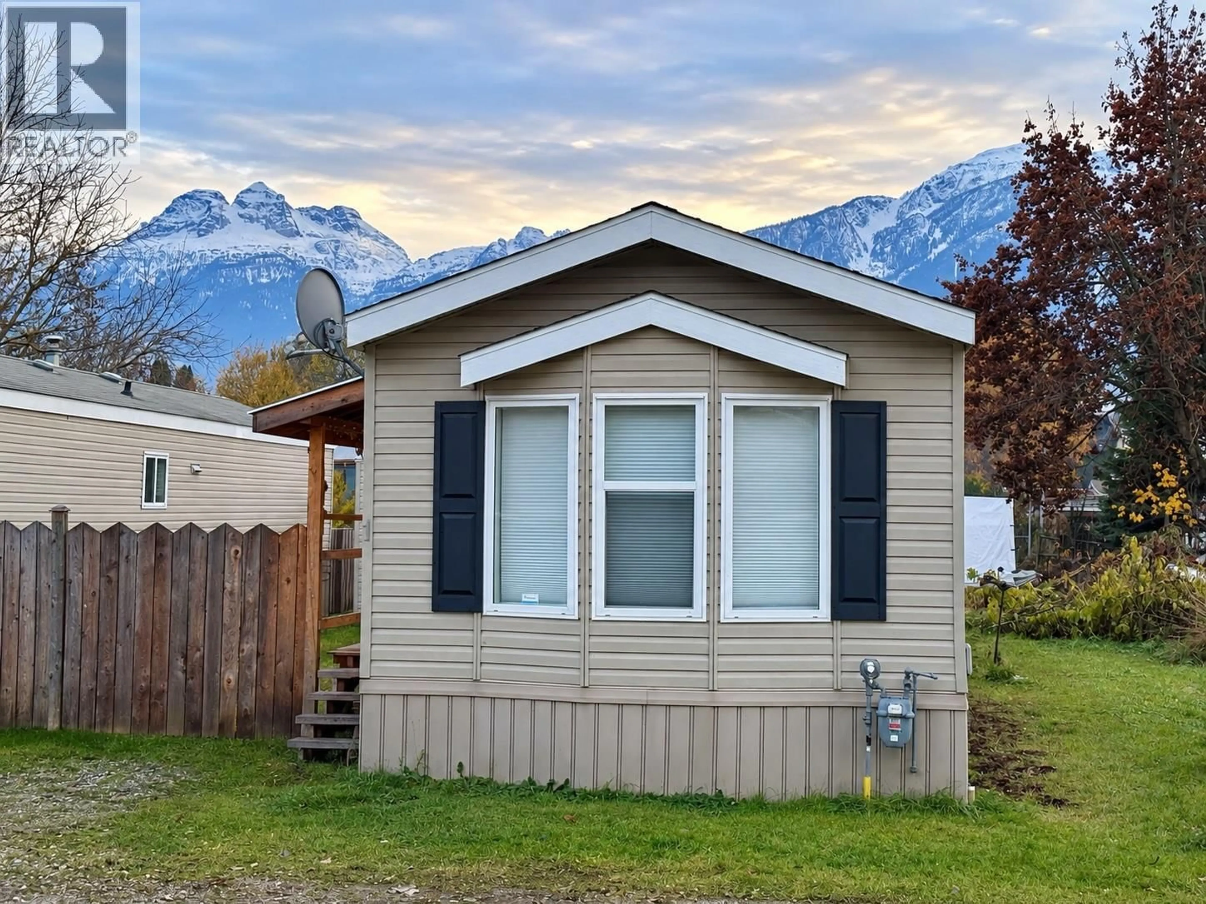 Home with vinyl exterior material, mountain view for 1 - 318 HUMBERT STREET, Revelstoke British Columbia V0E2S0