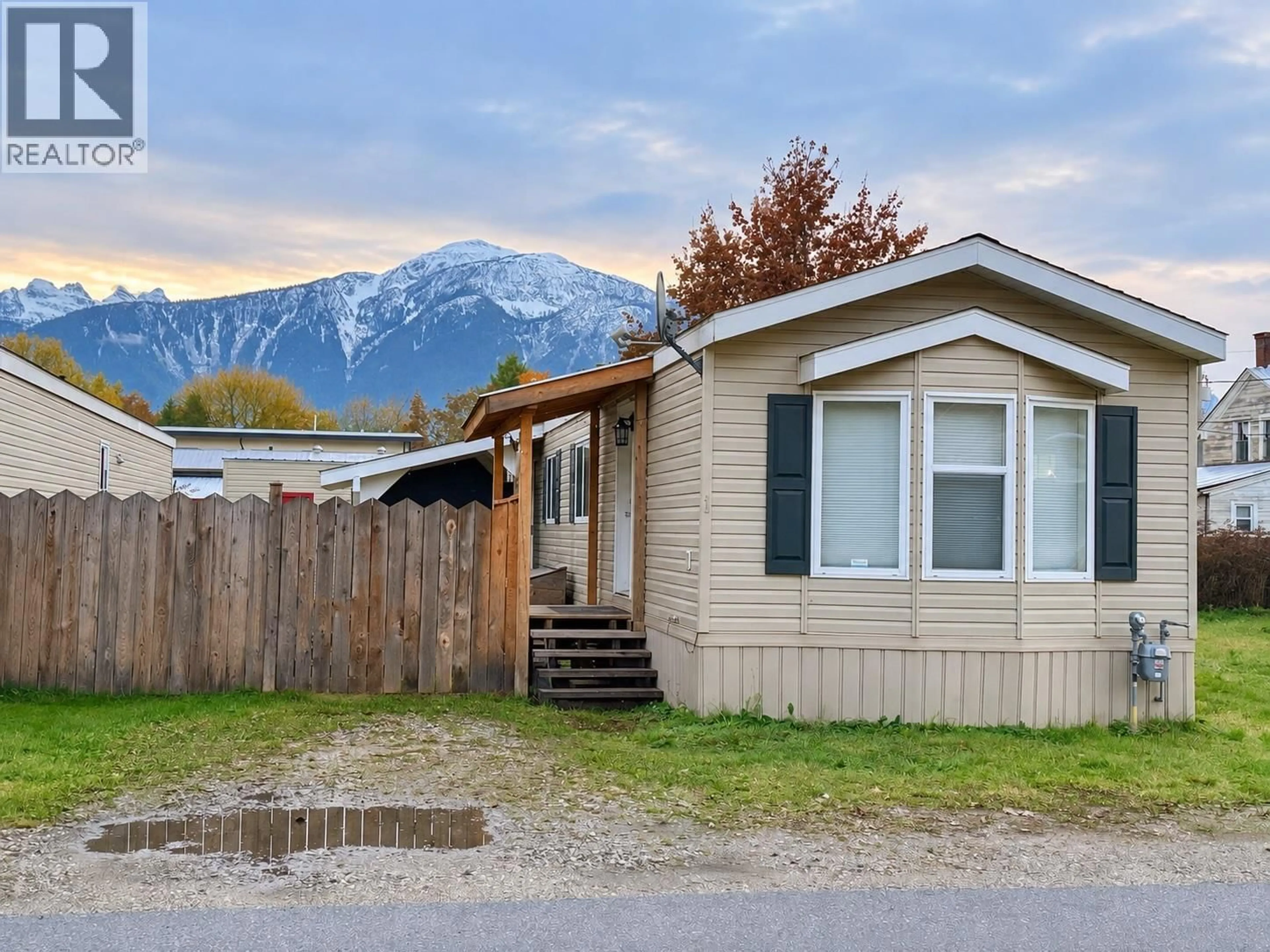 Home with vinyl exterior material, mountain view for 1 - 318 HUMBERT STREET, Revelstoke British Columbia V0E2S0