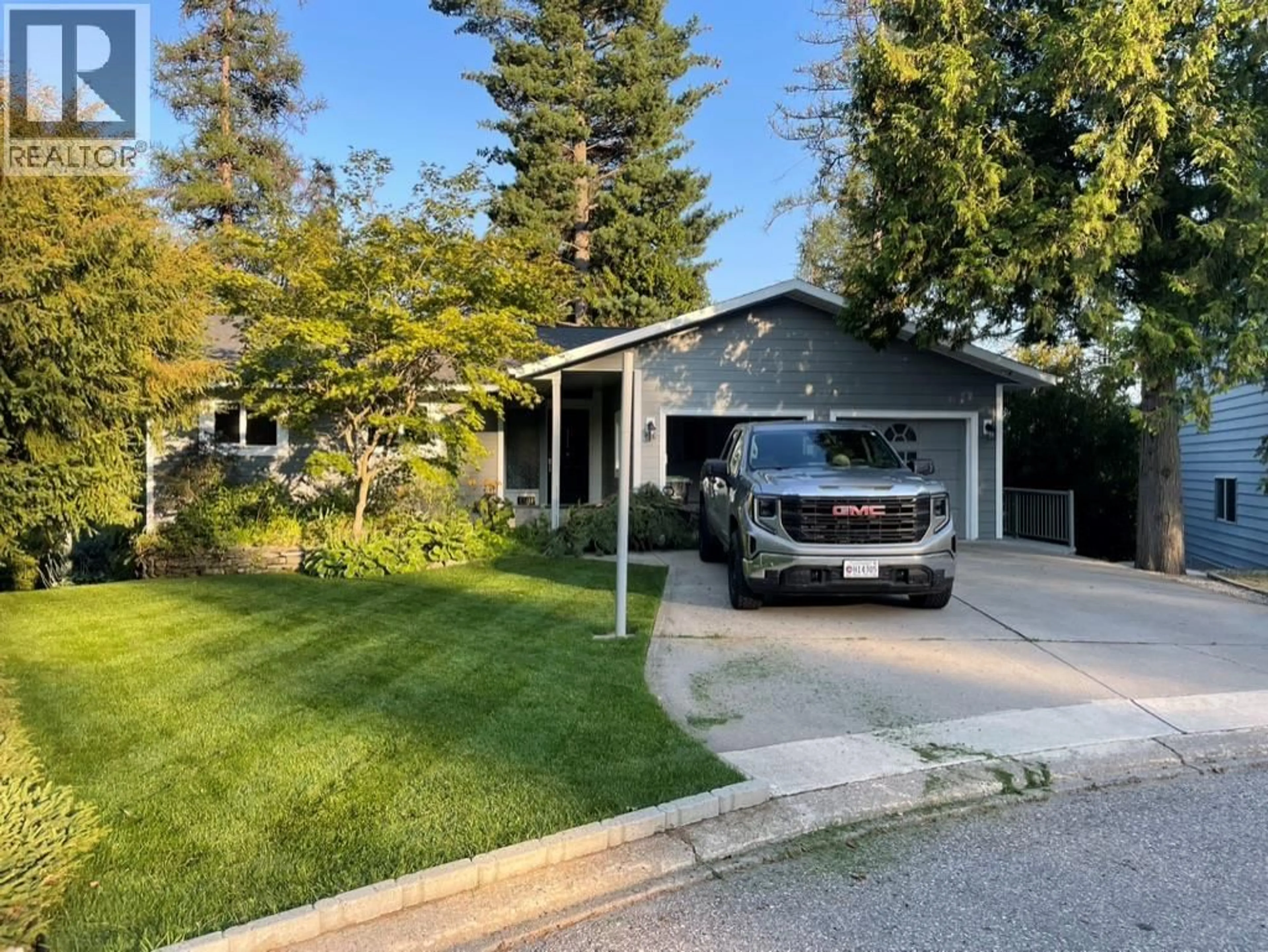 Home with vinyl exterior material, street for 1301 GROSVENOR PLACE, Castlegar British Columbia V1N3X8