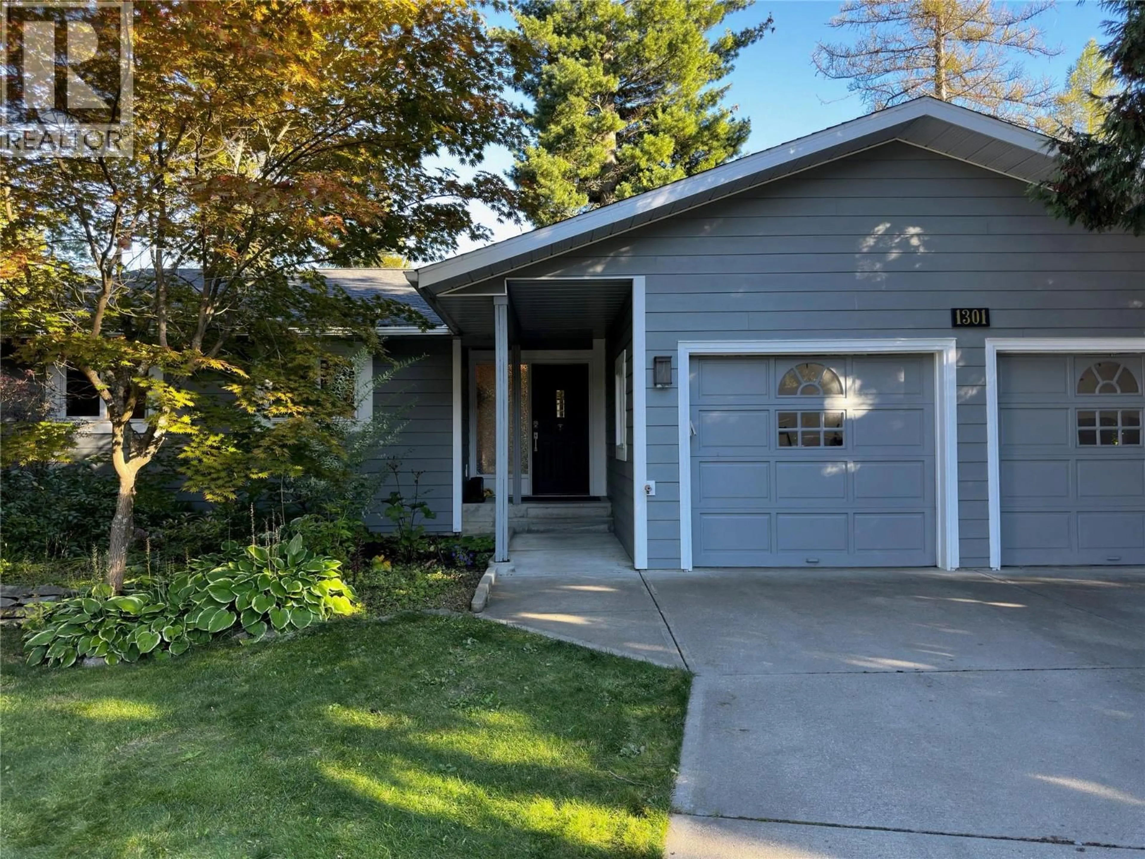 Home with vinyl exterior material, street for 1301 GROSVENOR PLACE, Castlegar British Columbia V1N3X8