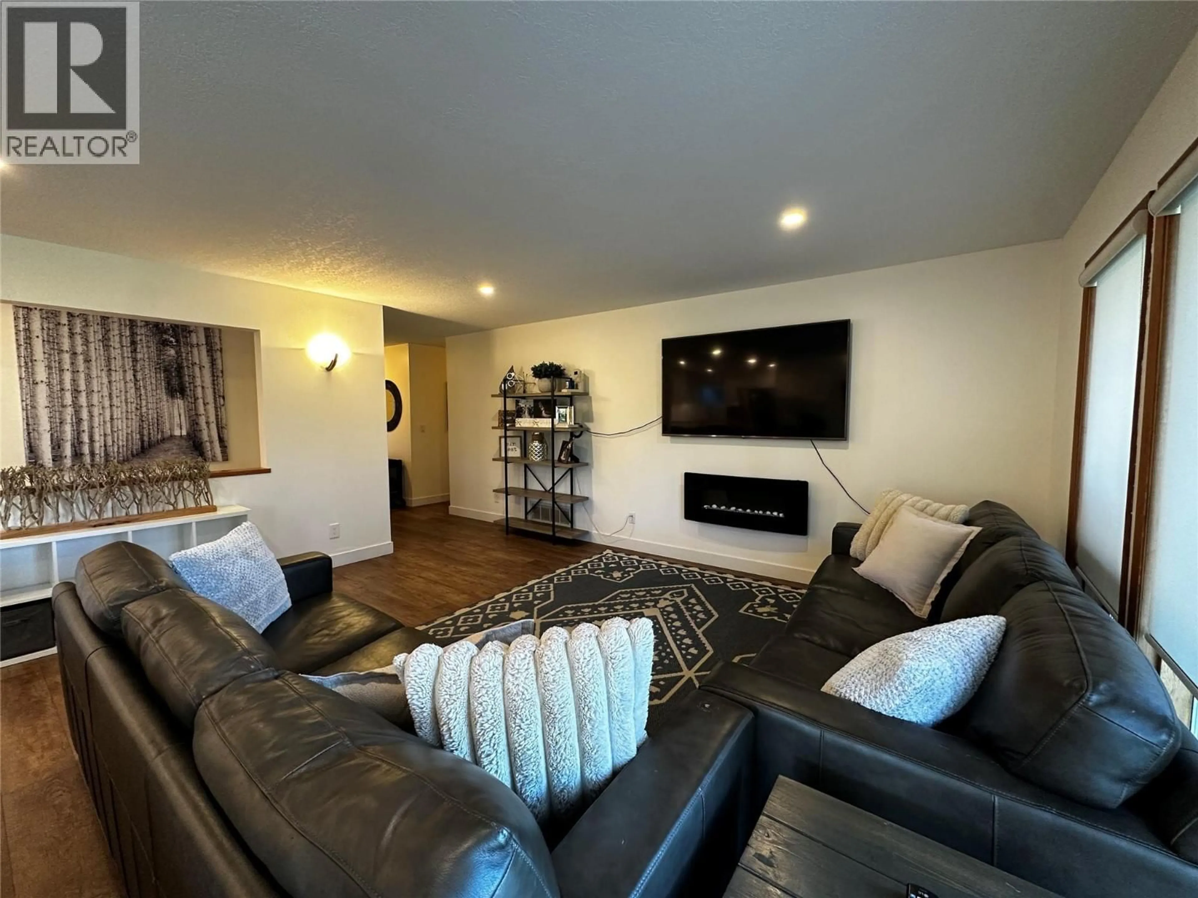 Living room with furniture, unknown for 1301 GROSVENOR PLACE, Castlegar British Columbia V1N3X8