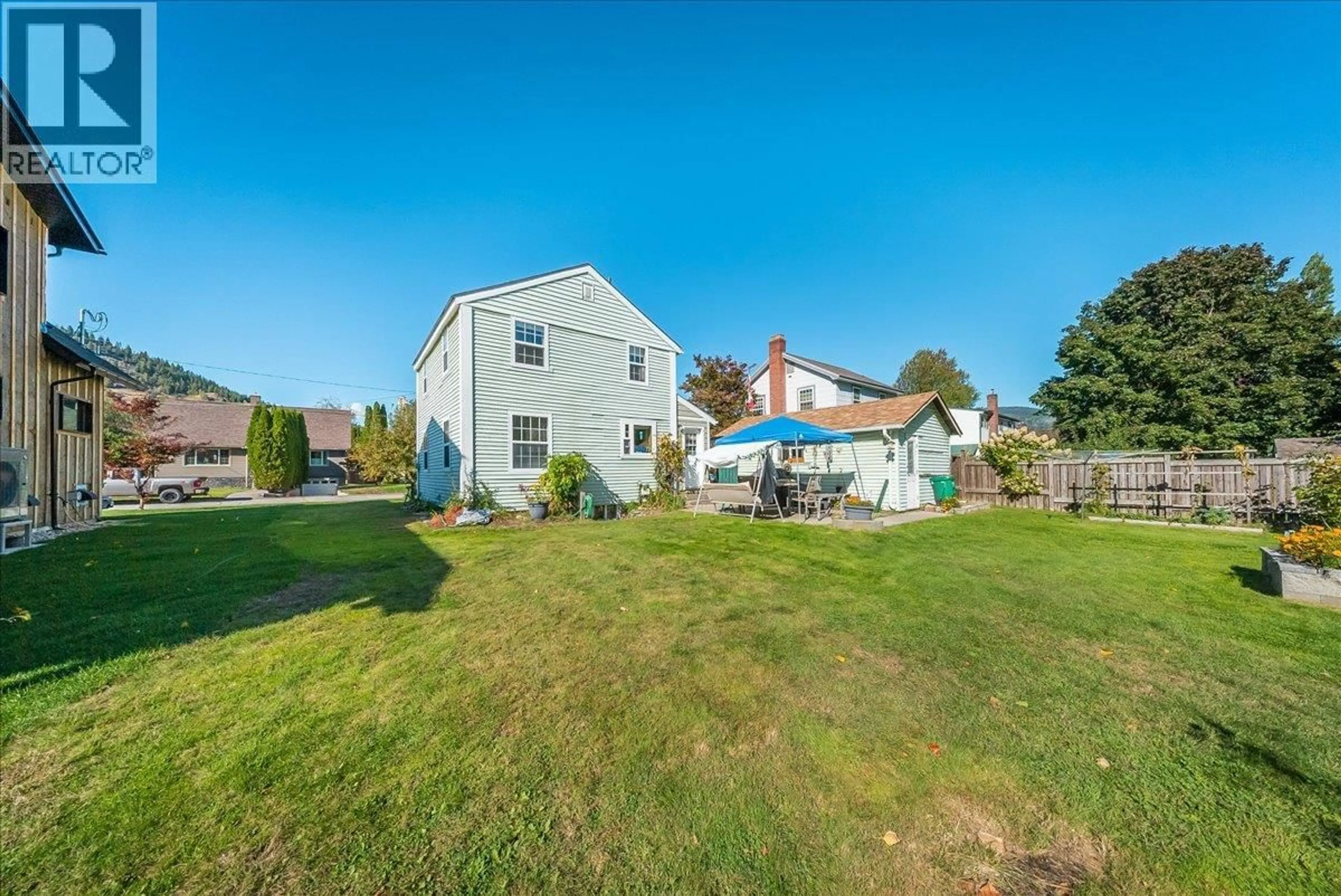 A pic from outside/outdoor area/front of a property/back of a property/a pic from drone, unknown for 160 OXFORD ROAD, Warfield British Columbia V1R2T3