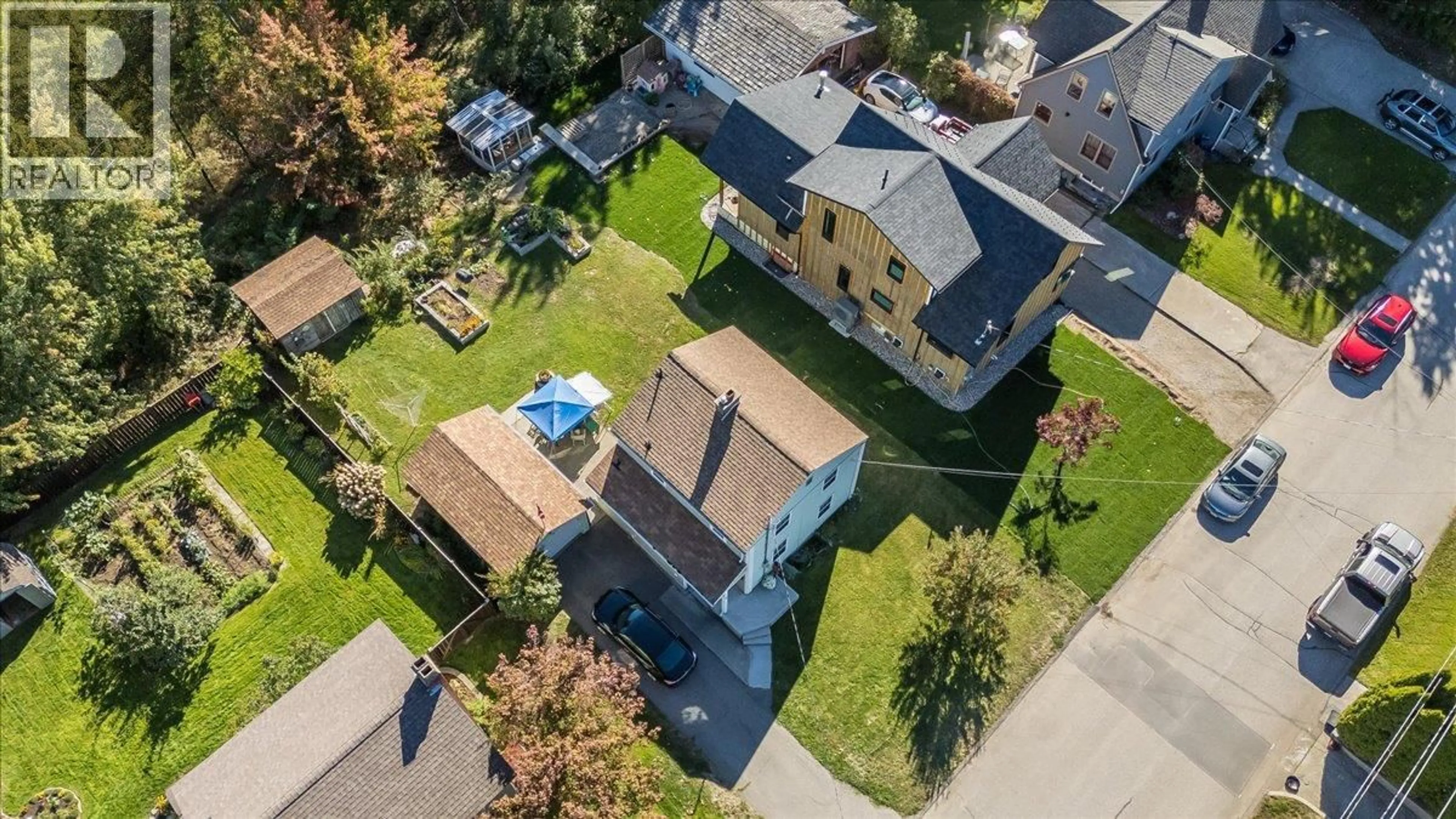 A pic from outside/outdoor area/front of a property/back of a property/a pic from drone, street for 160 OXFORD ROAD, Warfield British Columbia V1R2T3