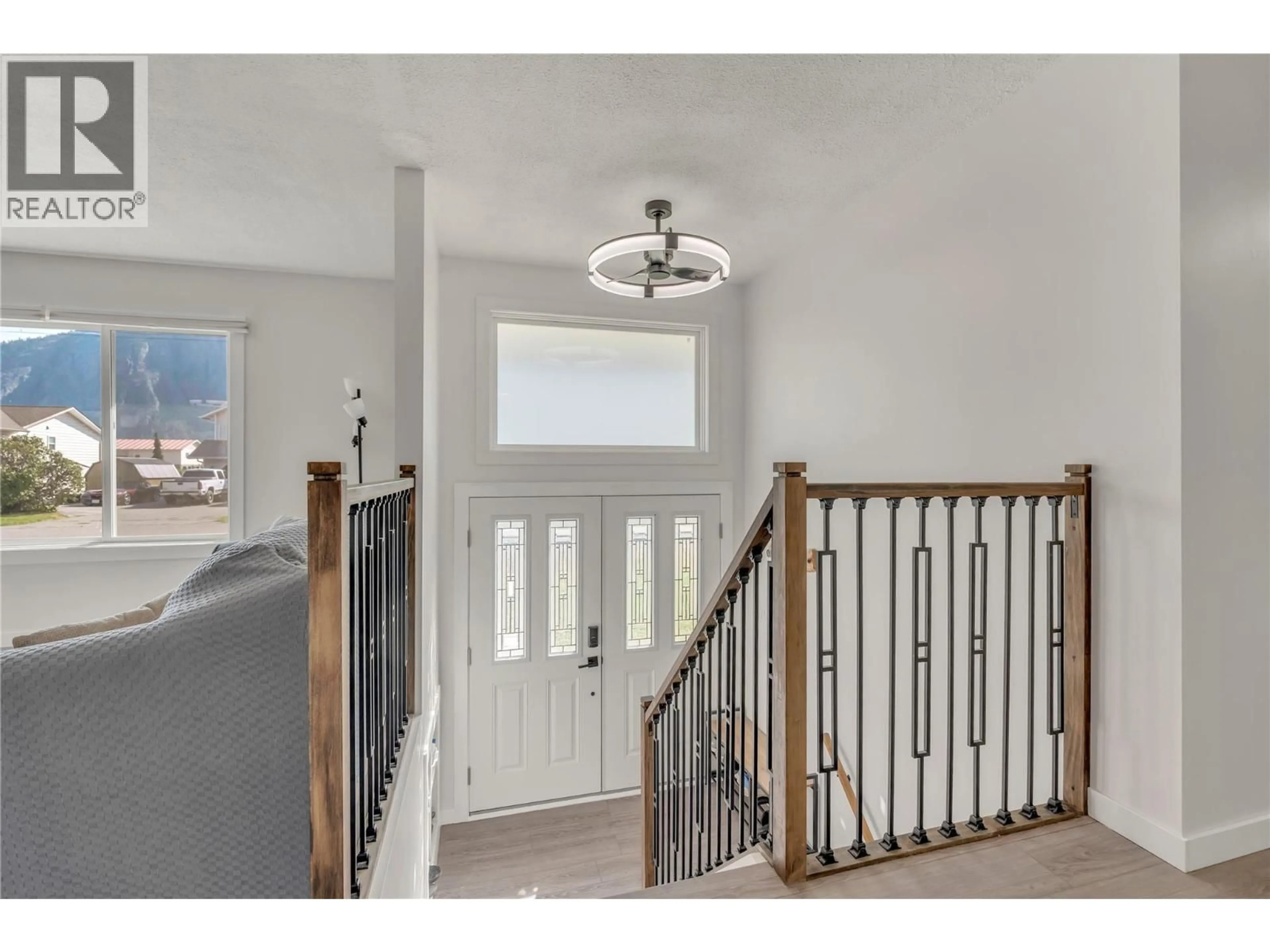 Indoor entryway for 826 3RD AVENUE, Keremeos British Columbia V0X1N0