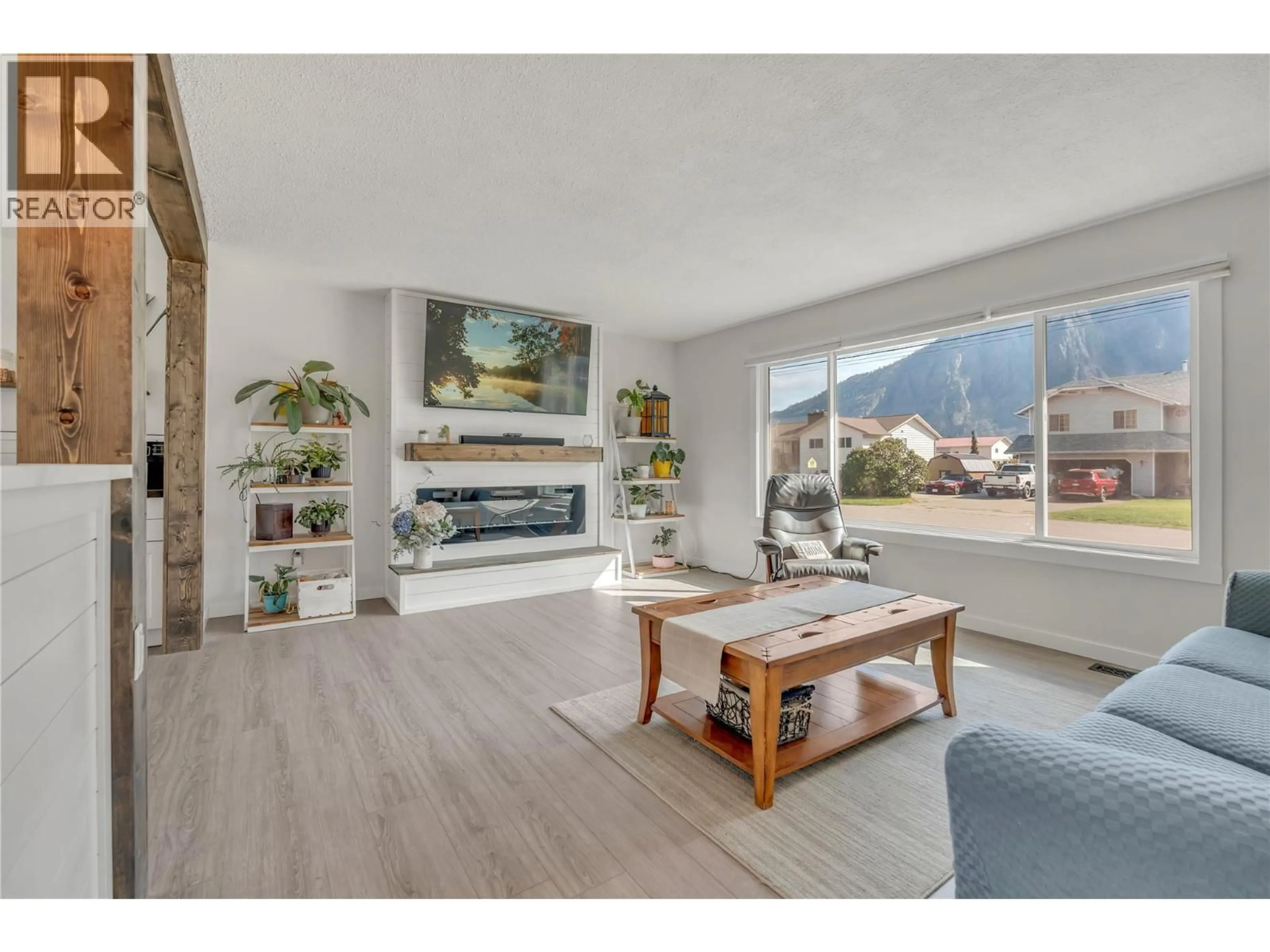 Living room with furniture, unknown for 826 3RD AVENUE, Keremeos British Columbia V0X1N0