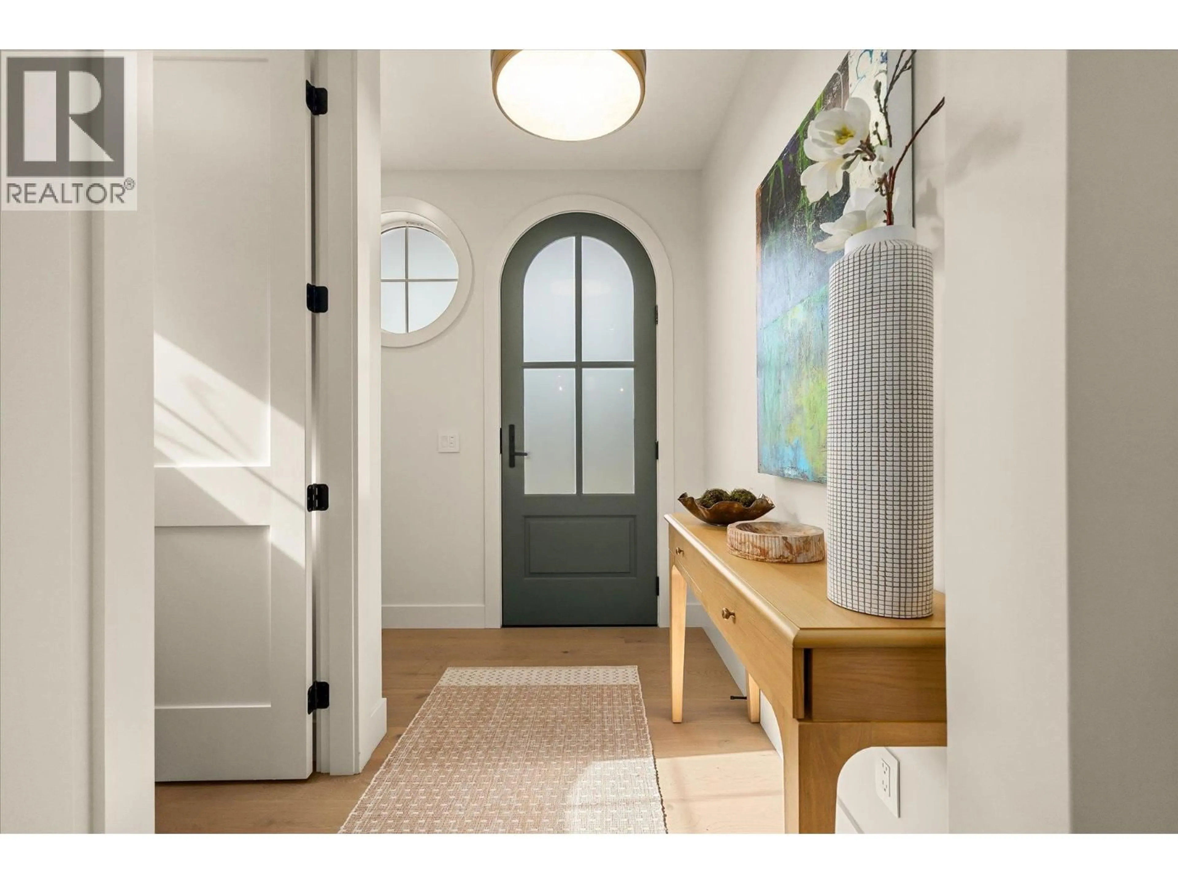 Indoor entryway for 2 - 2435 TAYLOR CRESCENT, Kelowna British Columbia V1Y4L9