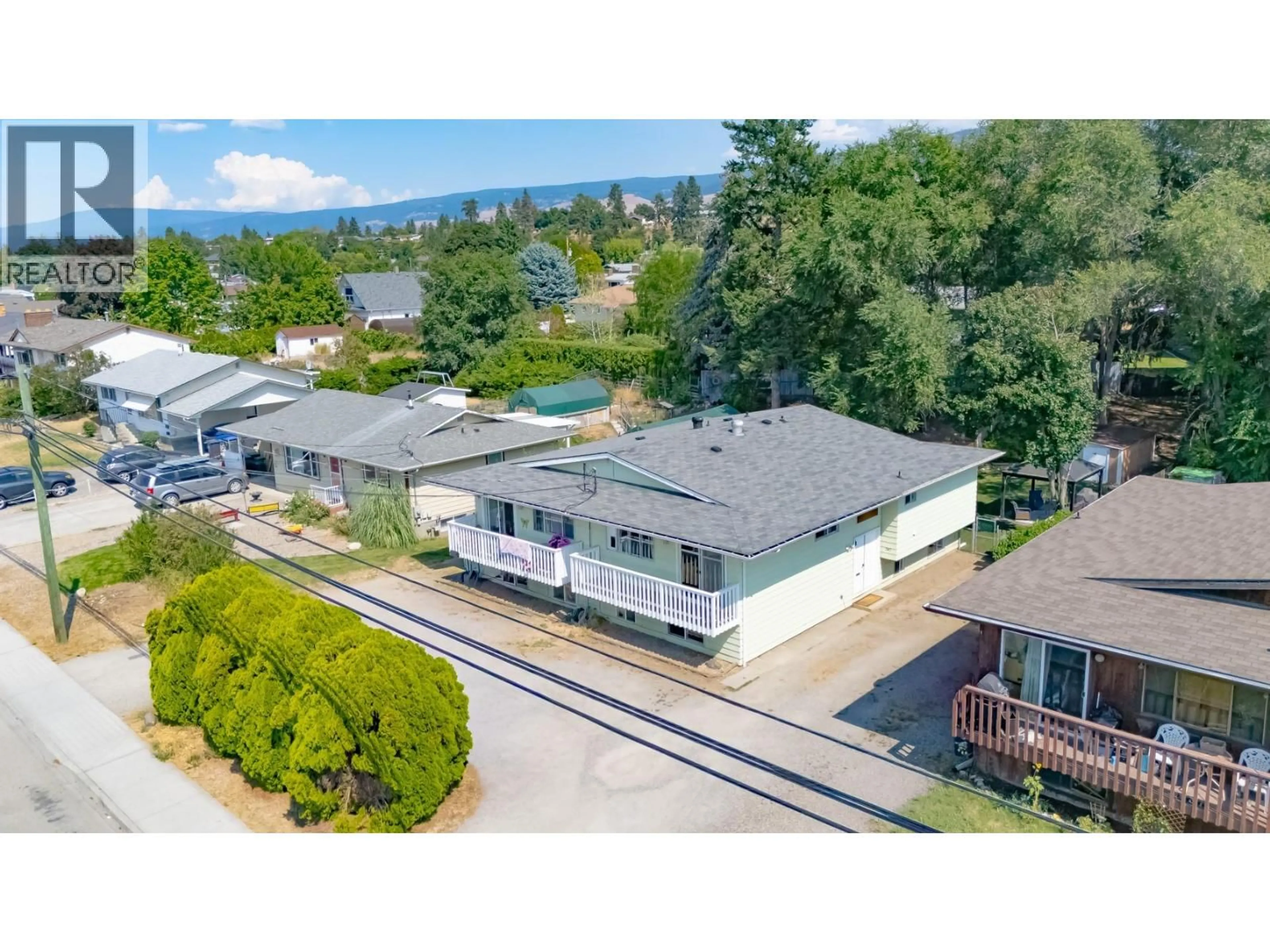 A pic from outside/outdoor area/front of a property/back of a property/a pic from drone, unknown for 747 HOLLYWOOD ROAD SOUTH, Kelowna British Columbia V1X5N1