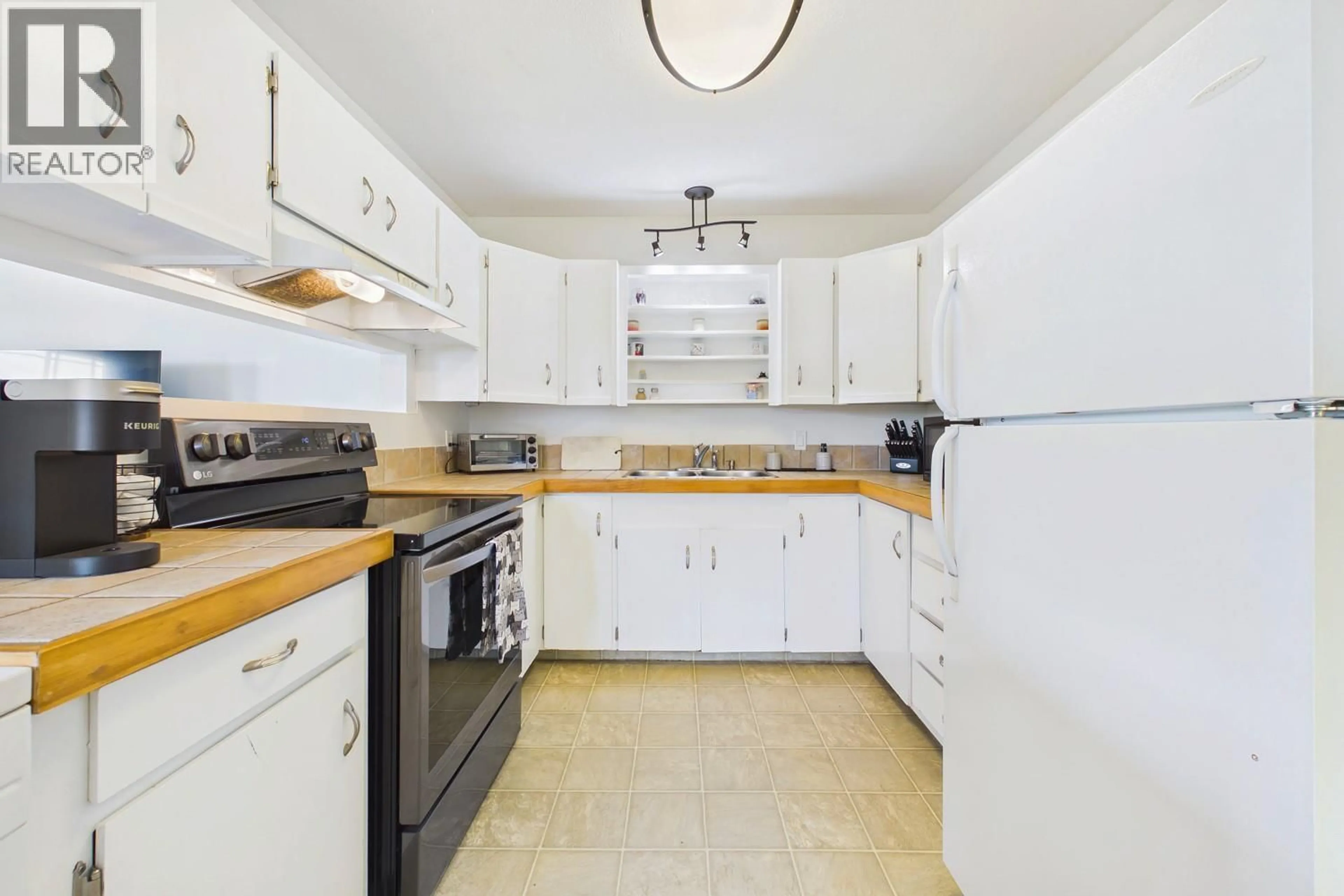Standard kitchen, unknown for 747 HOLLYWOOD ROAD SOUTH, Kelowna British Columbia V1X5N1
