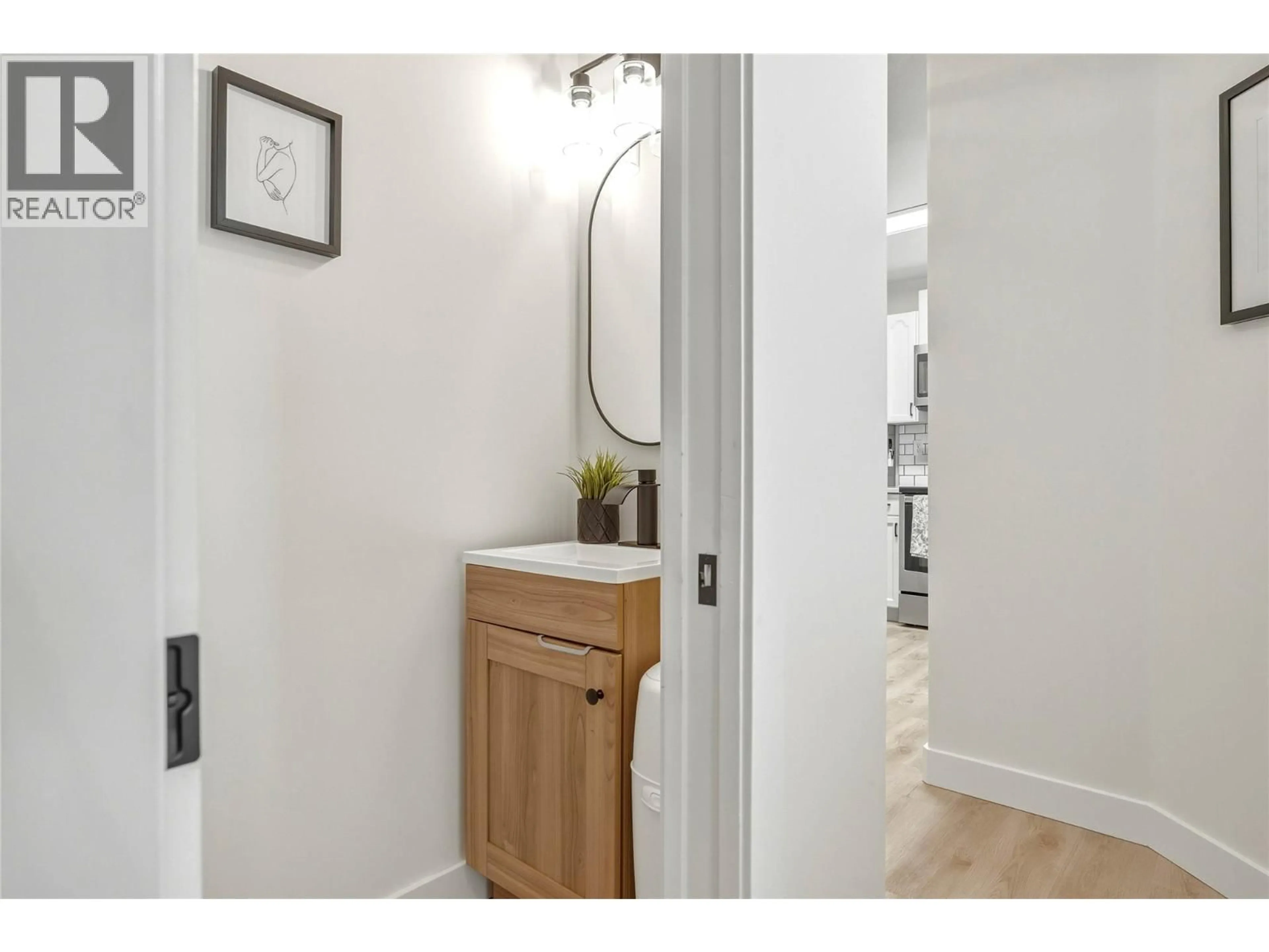 Indoor entryway for 18 - 2395 PLEASANT VALLEY ROAD, Armstrong British Columbia V4Y2A2