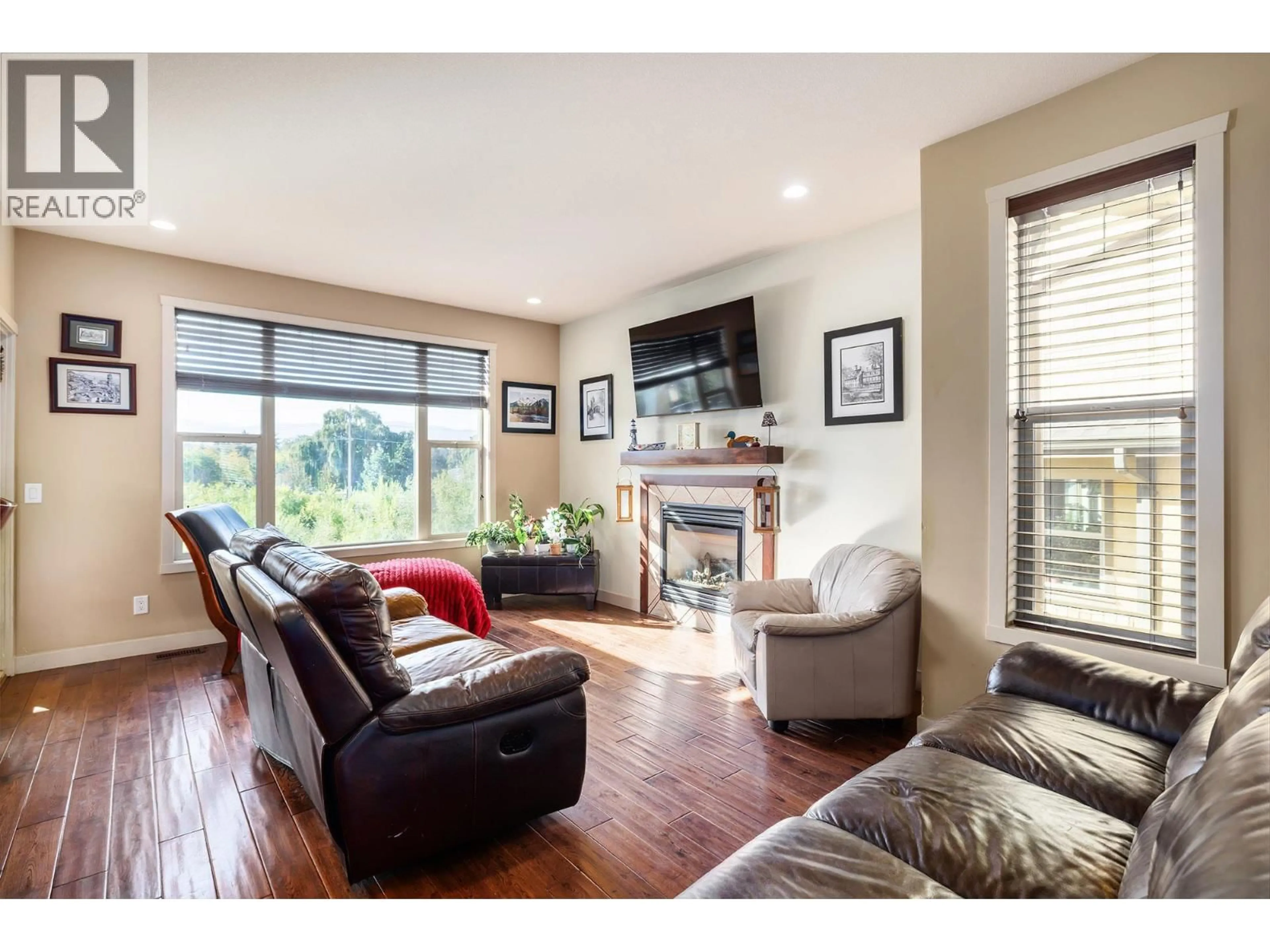 Living room with furniture, wood/laminate floor for 1377 GLENVIEW AVENUE, Kelowna British Columbia v1y9r8
