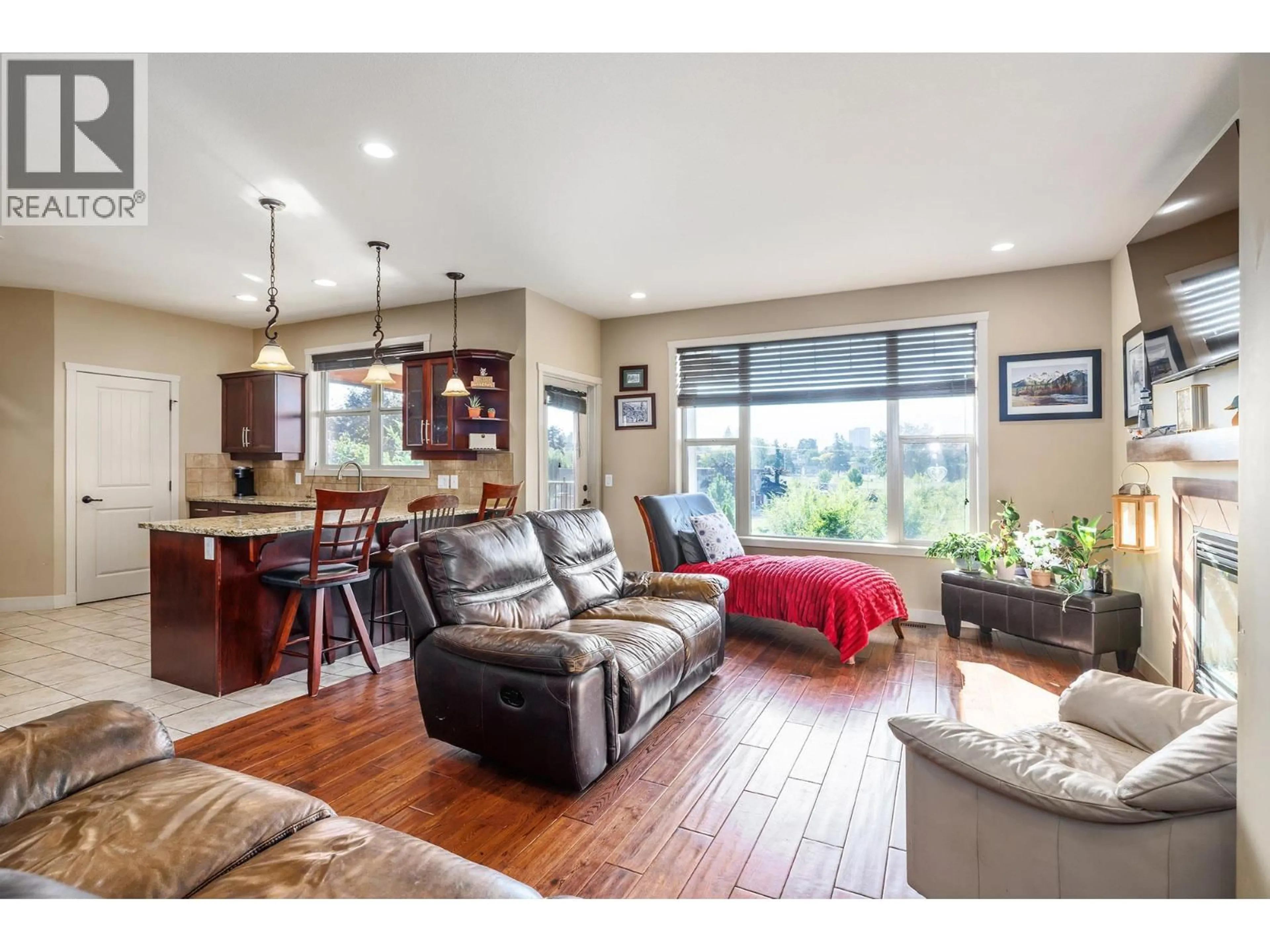 Living room with furniture, unknown for 1377 GLENVIEW AVENUE, Kelowna British Columbia v1y9r8