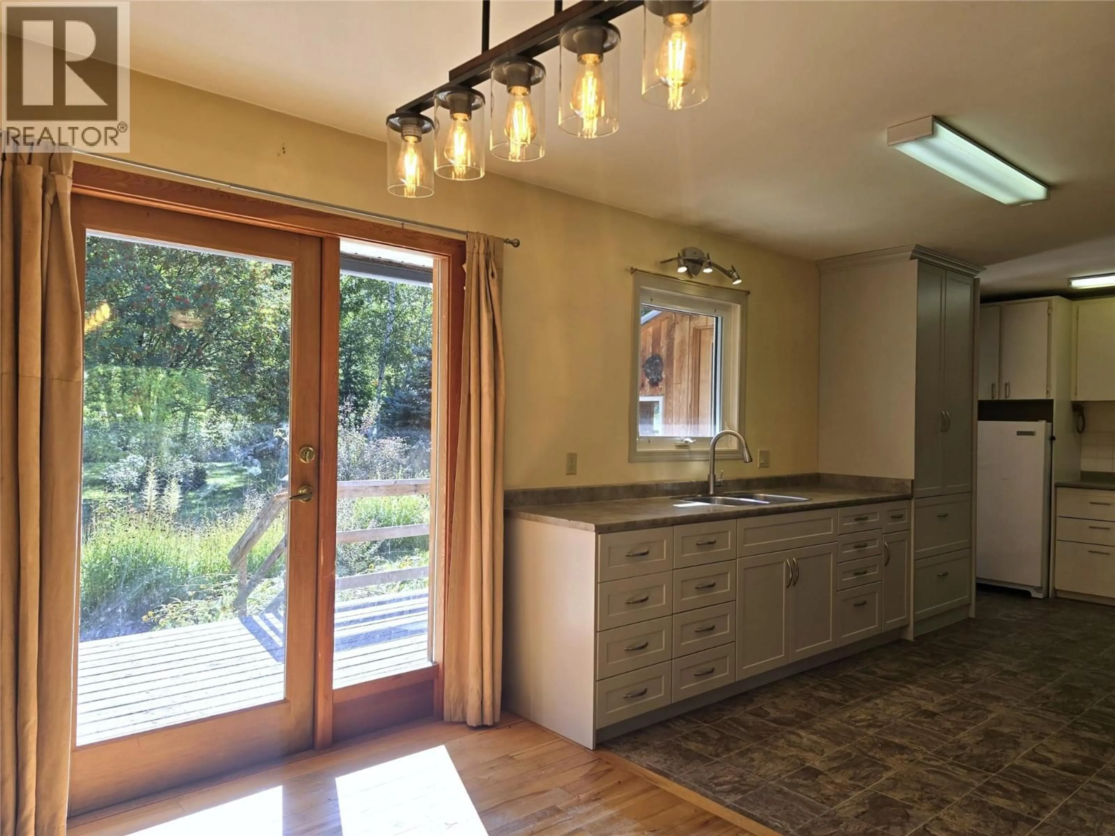 Open concept kitchen, unknown for 432 WEBBER ROAD, Clearwater British Columbia V0E1N2