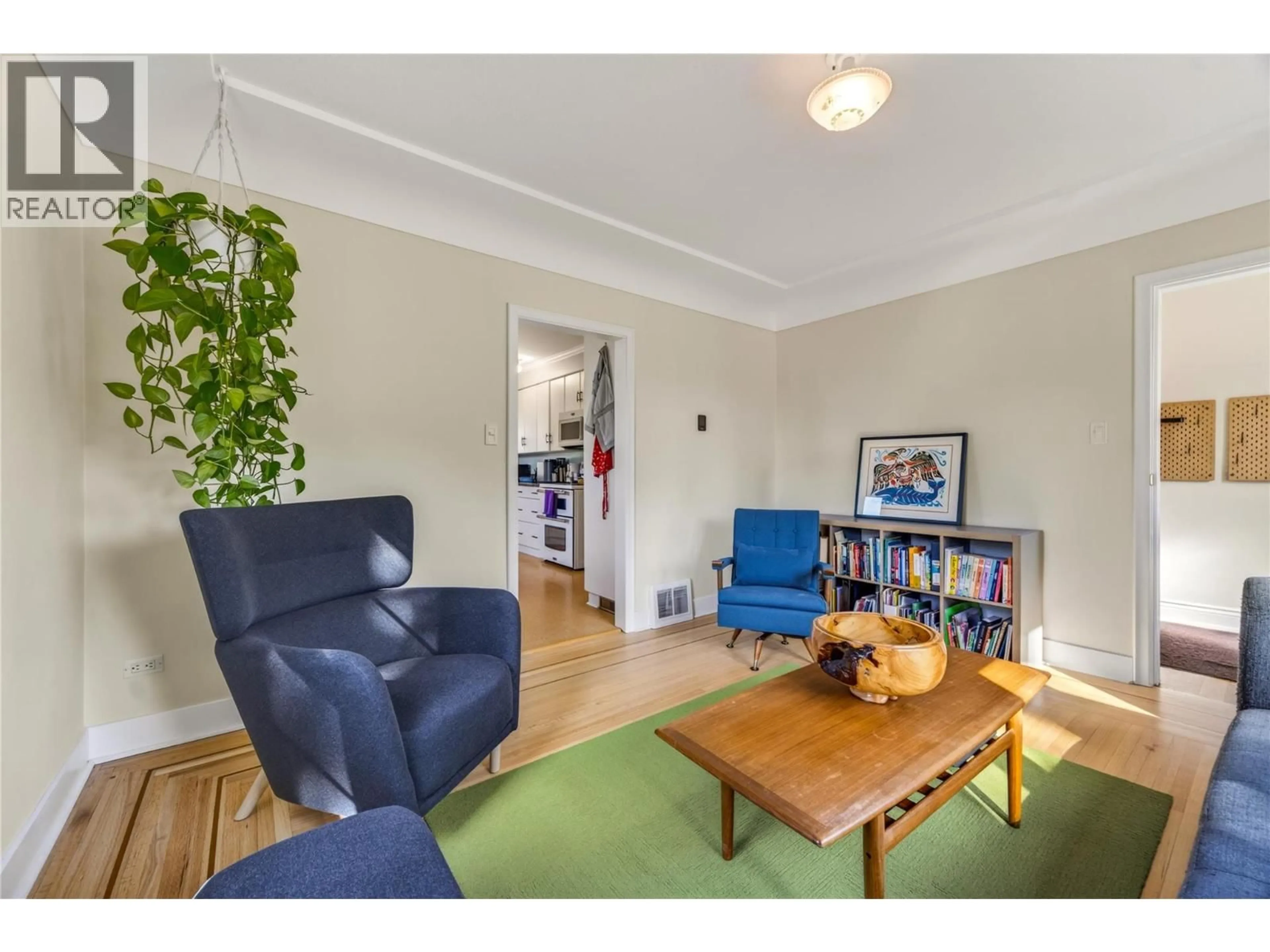 Living room with furniture, unknown for 913 MOOSEJAW STREET, Penticton British Columbia V2A5T5