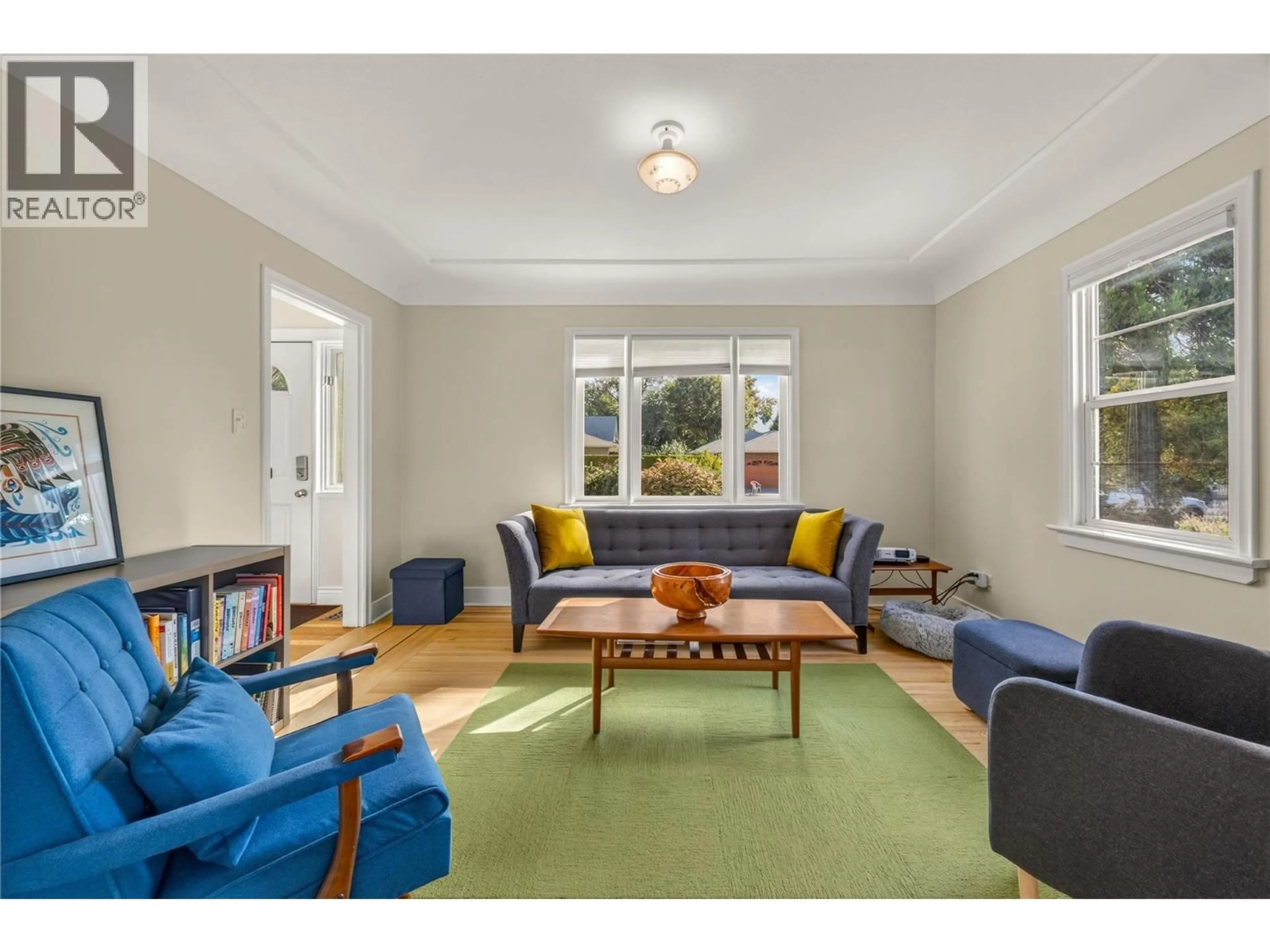 Living room with furniture, unknown for 913 MOOSEJAW STREET, Penticton British Columbia V2A5T5