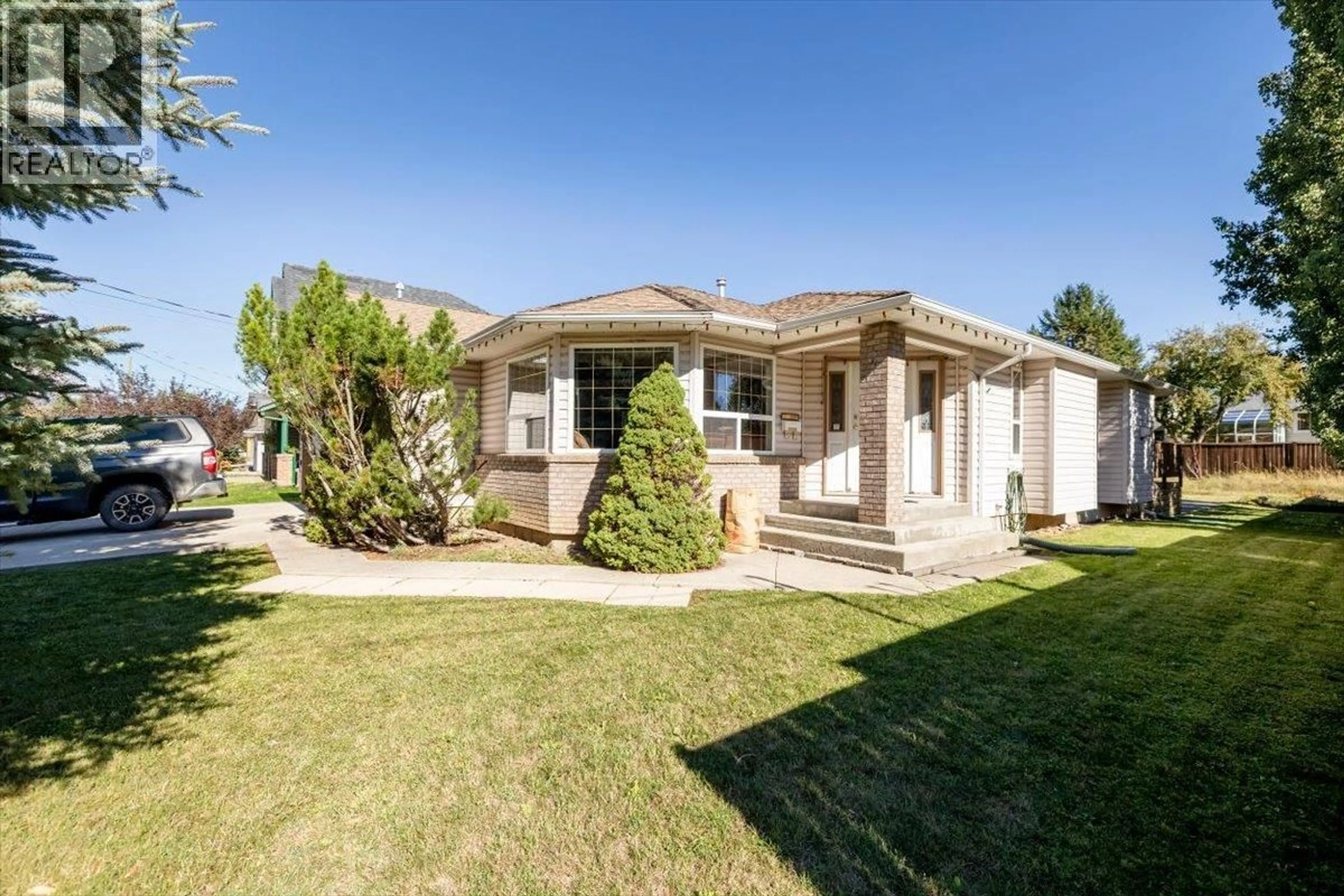 Home with vinyl exterior material, street for 1122 11TH AVENUE, Fernie British Columbia V0B1M1
