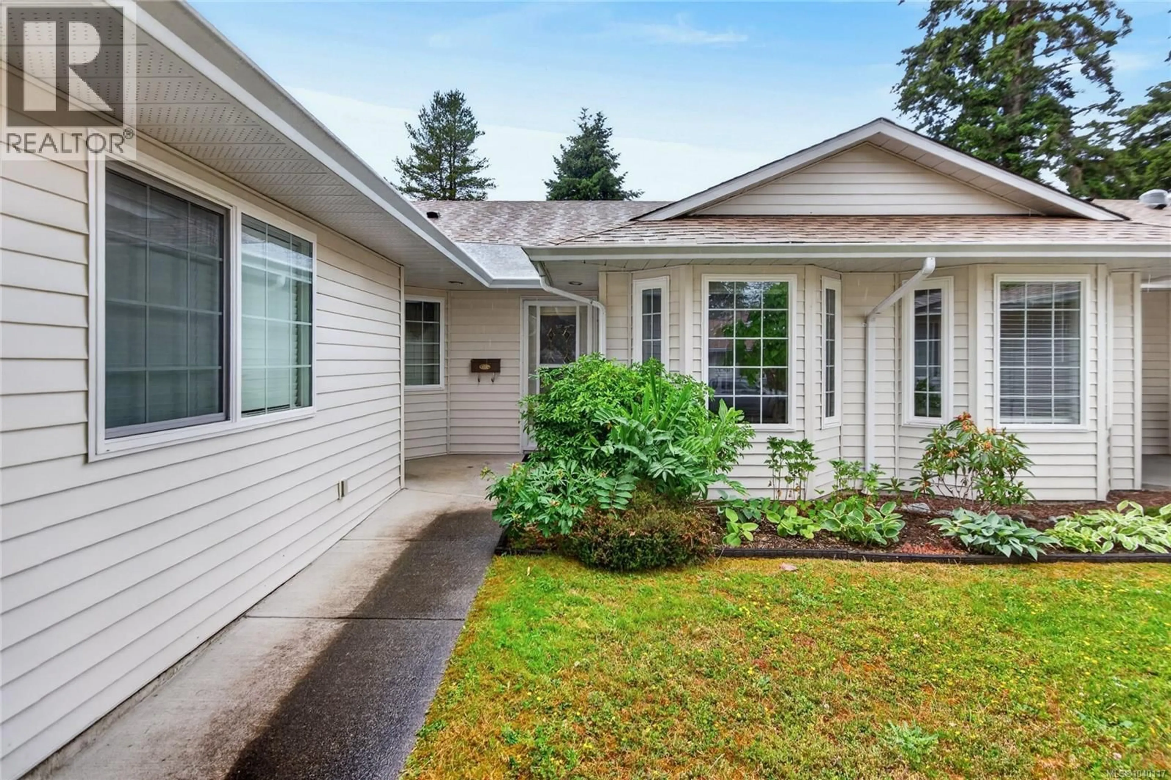 Home with vinyl exterior material, street for 18 - 1905 WILLEMAR AVENUE, Courtenay British Columbia V9N3M5