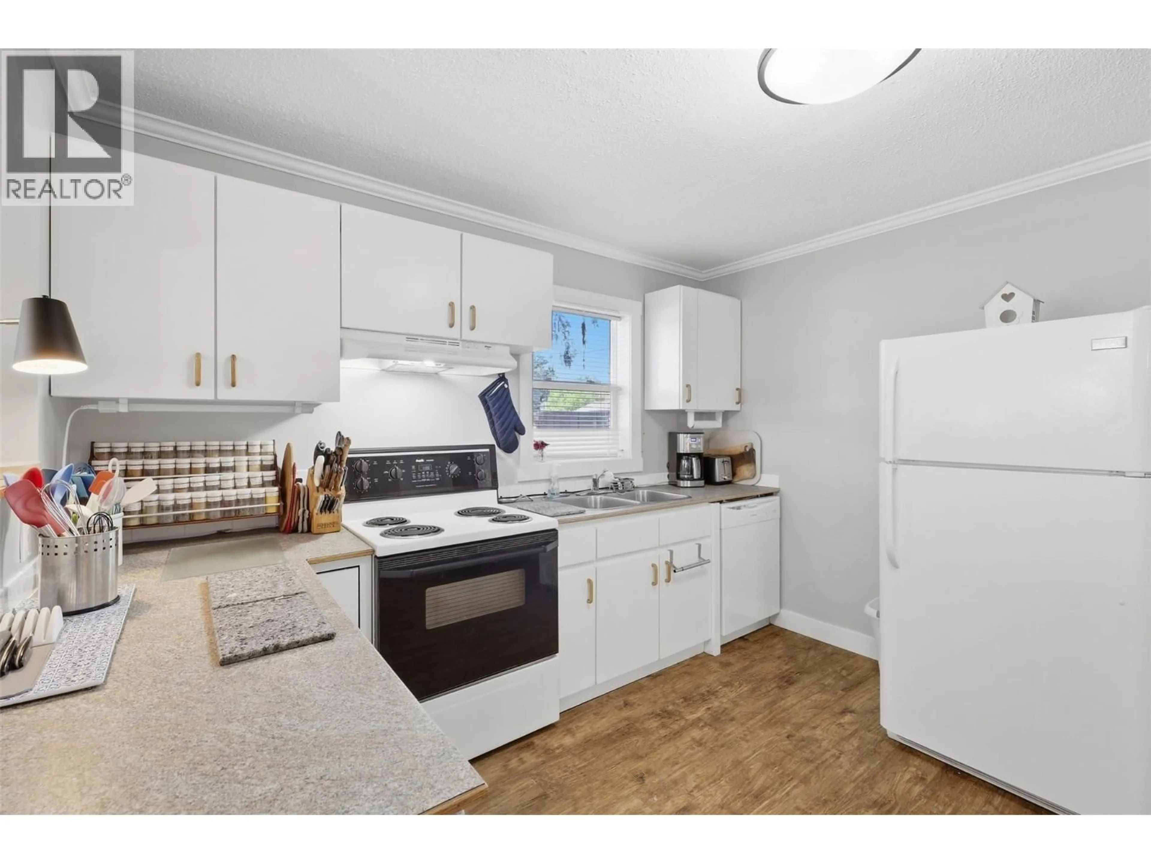 Standard kitchen, wood/laminate floor for 160 PARK STREET, Kamloops British Columbia V2B4A5