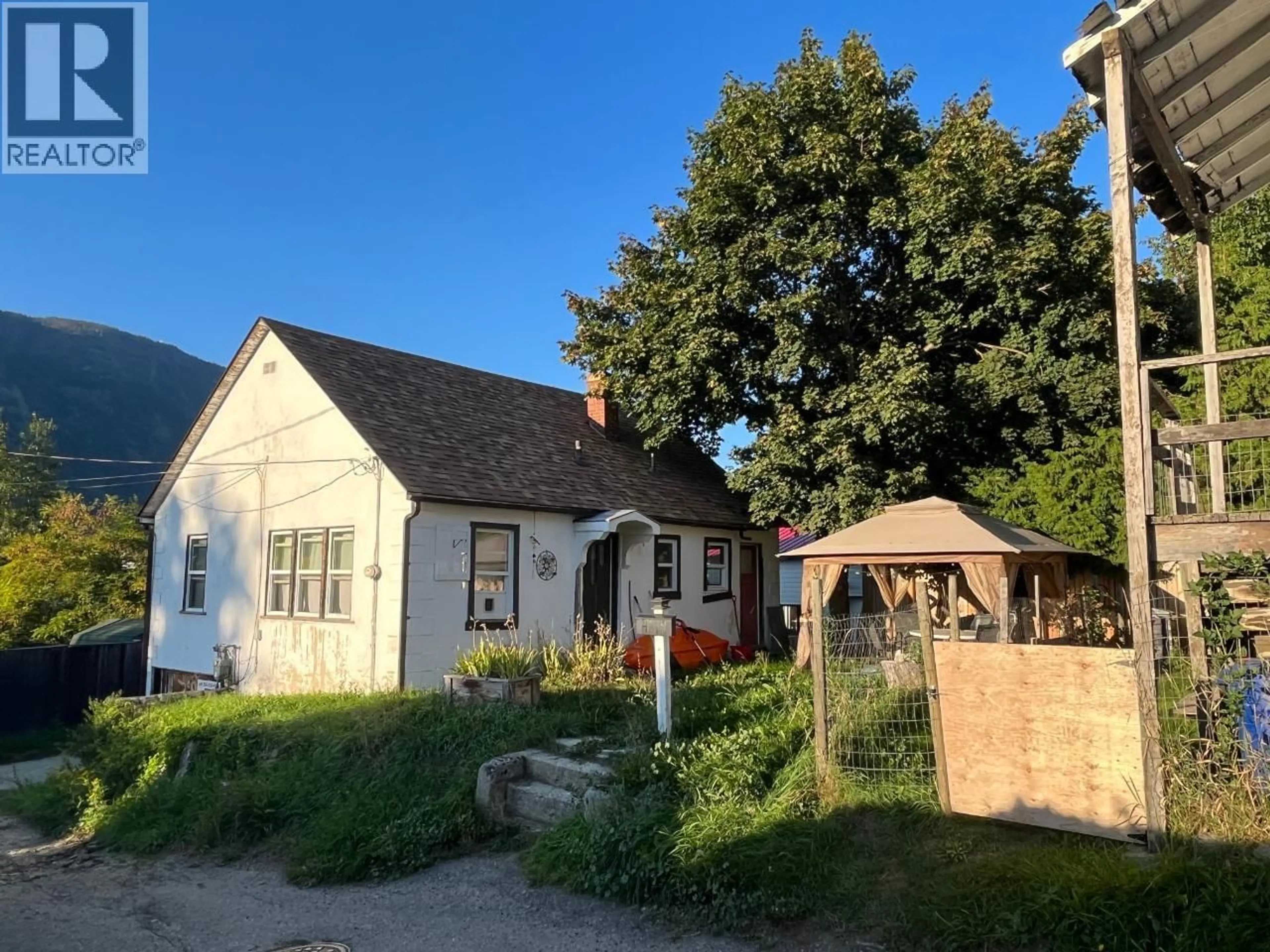 A pic from outside/outdoor area/front of a property/back of a property/a pic from drone, street for 411 LATIMER STREET, Nelson British Columbia V1L4T7