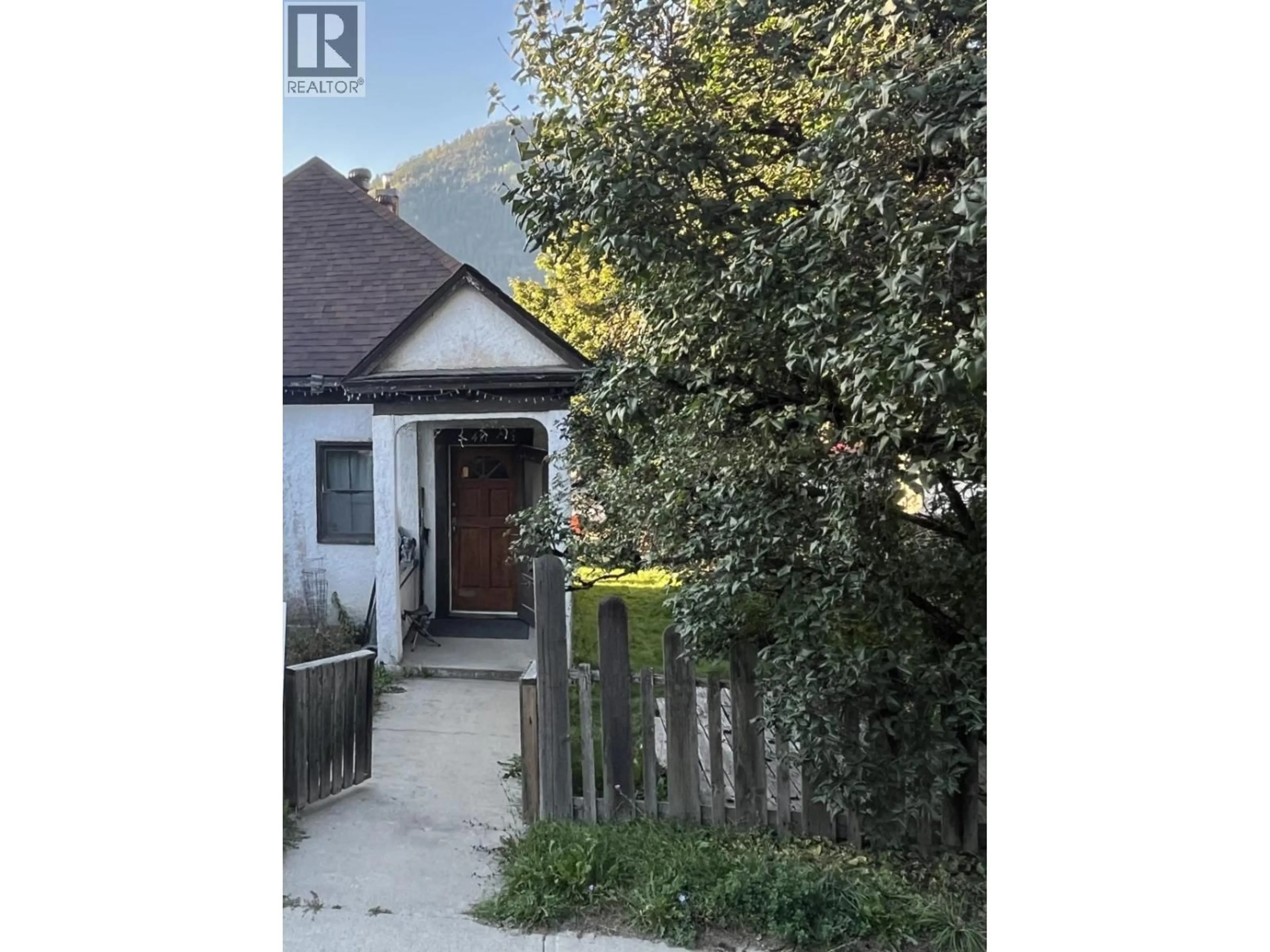 A pic from outside/outdoor area/front of a property/back of a property/a pic from drone, street for 411 LATIMER STREET, Nelson British Columbia V1L4T7
