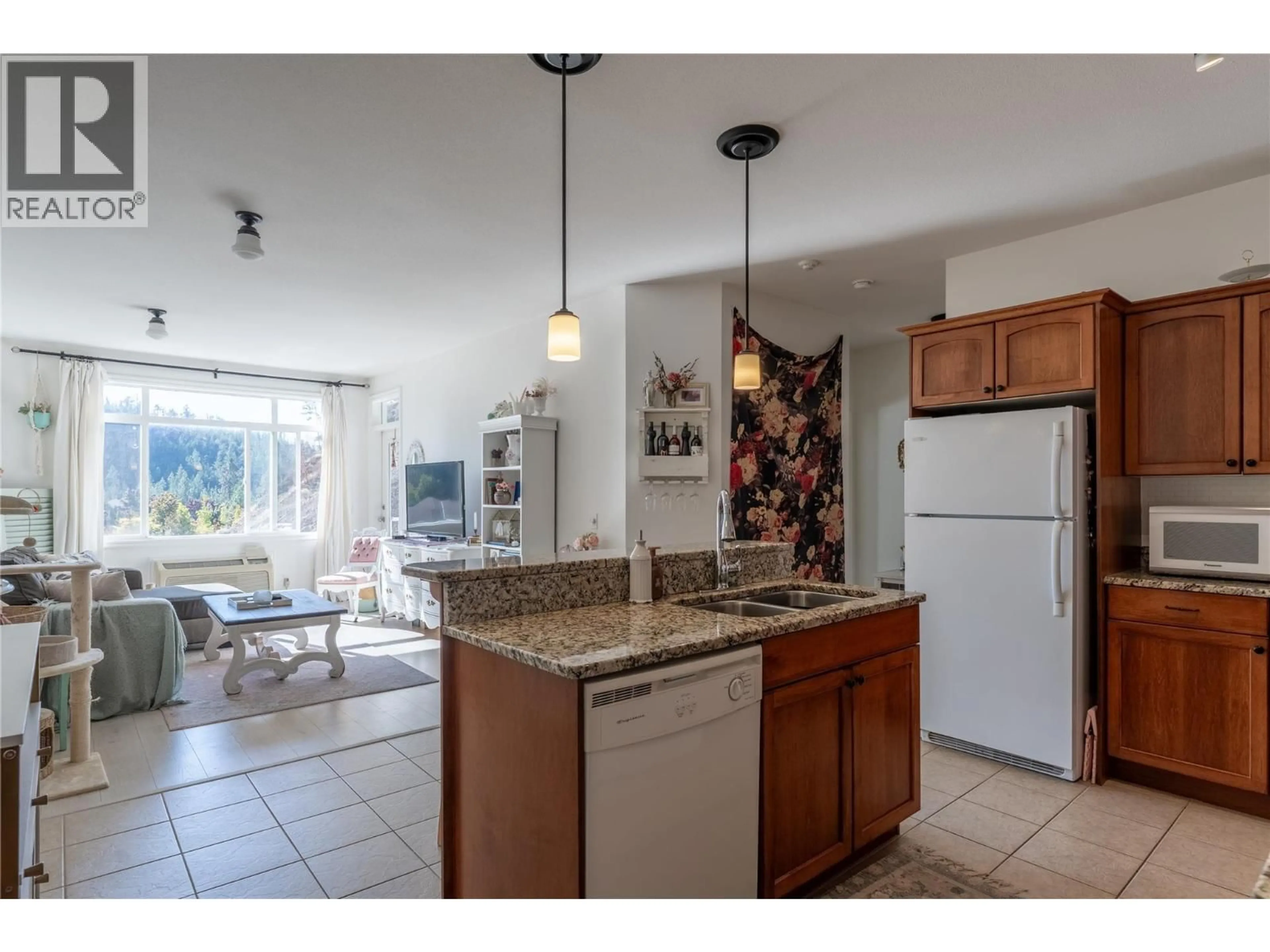 Open concept kitchen, ceramic/tile floor for 203 - 2523 SHANNON VIEW DRIVE, West Kelowna British Columbia V4T2Z7