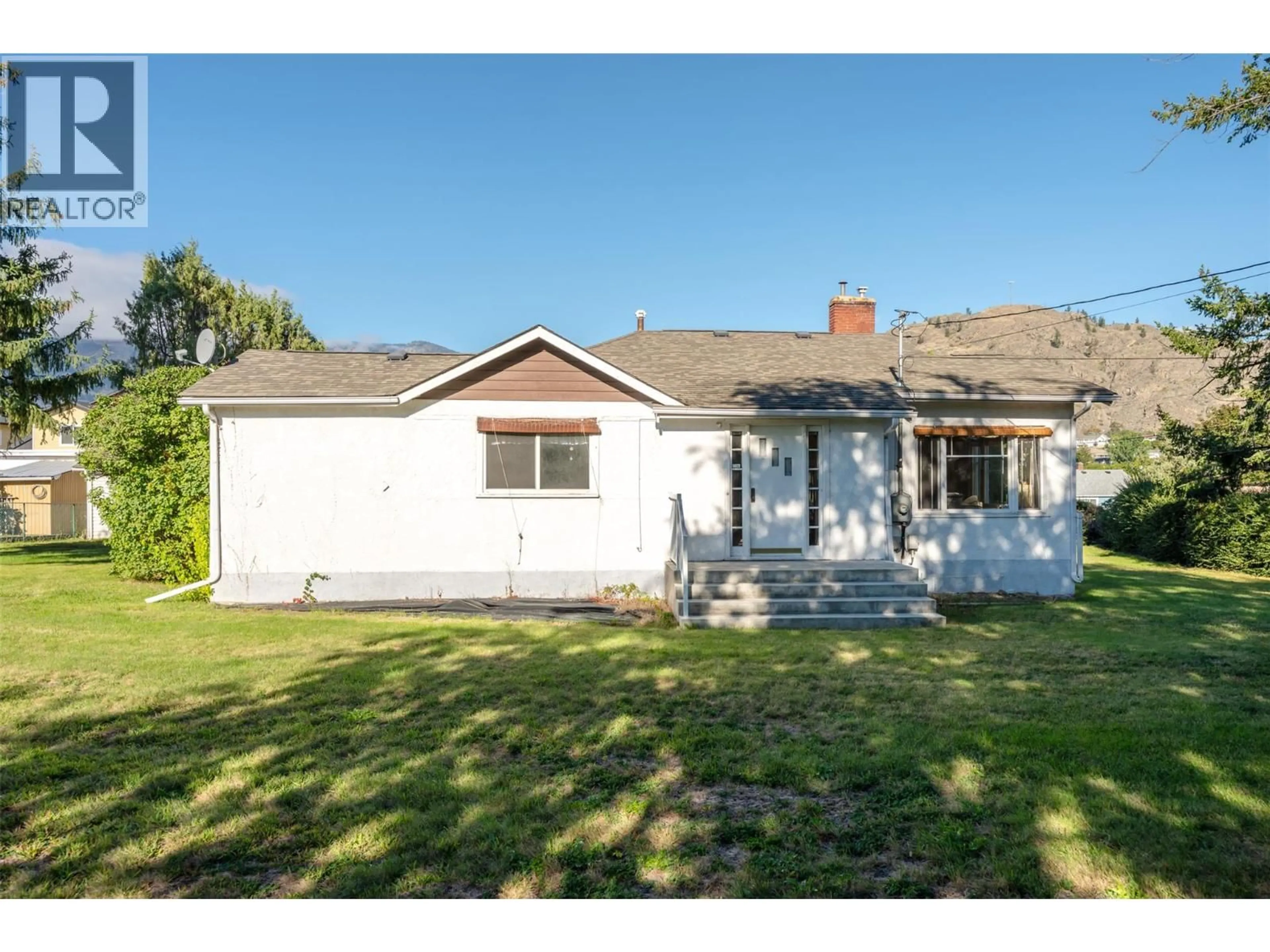 A pic from outside/outdoor area/front of a property/back of a property/a pic from drone, street for 525 SKAGIT AVENUE, Oliver British Columbia V0H1T0