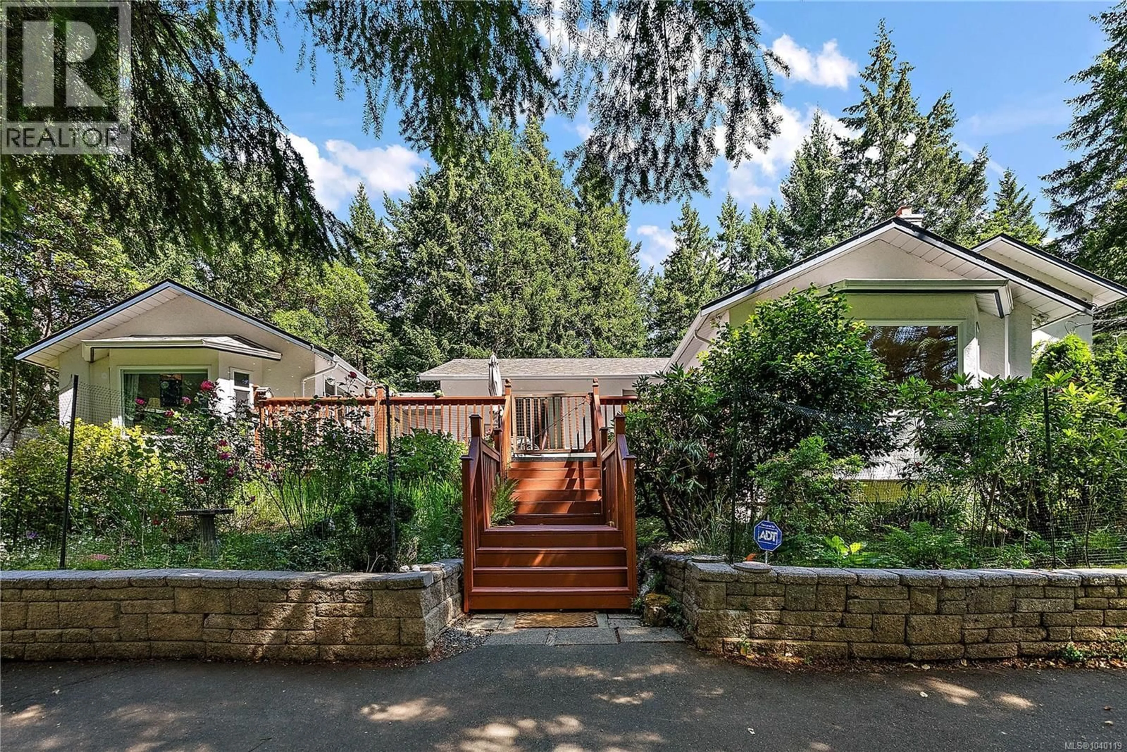 Patio, street for 816 FINLAYSON ARM ROAD, Highlands British Columbia V9B6E5