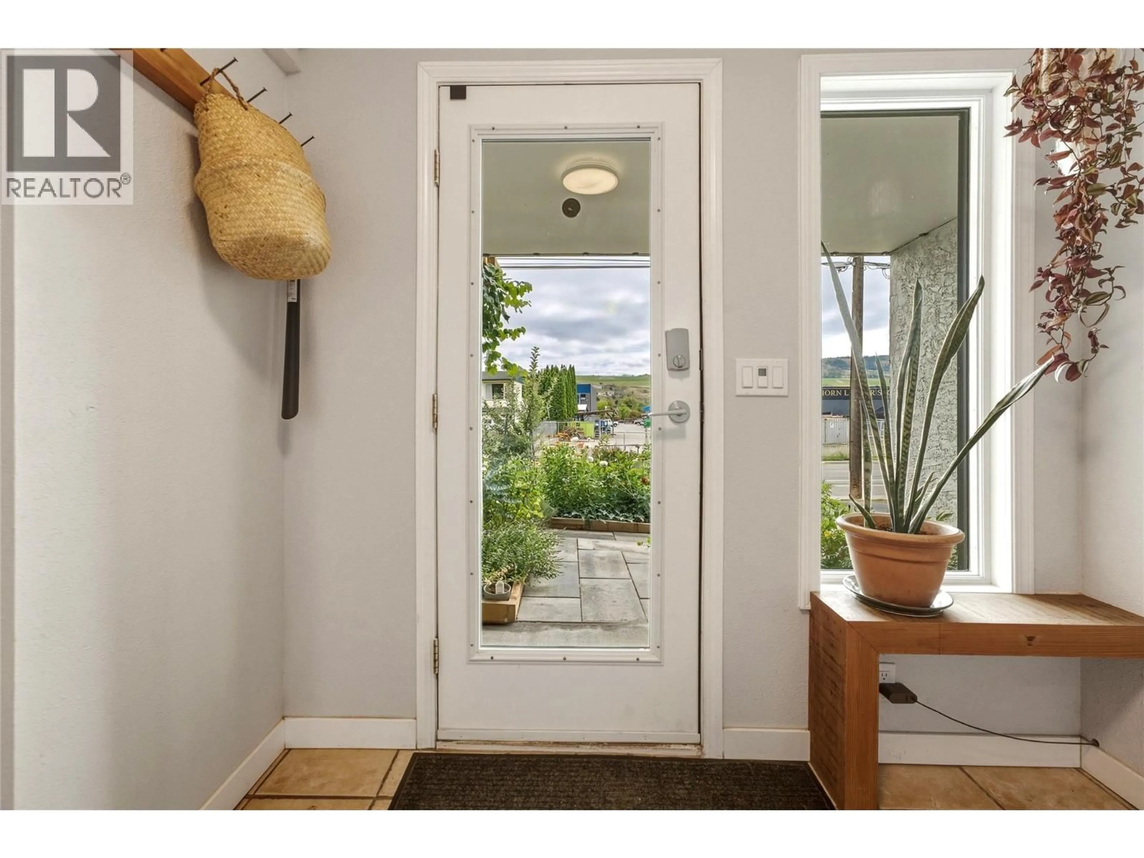Indoor entryway for 5301 27 AVENUE, Vernon British Columbia V1T6L2