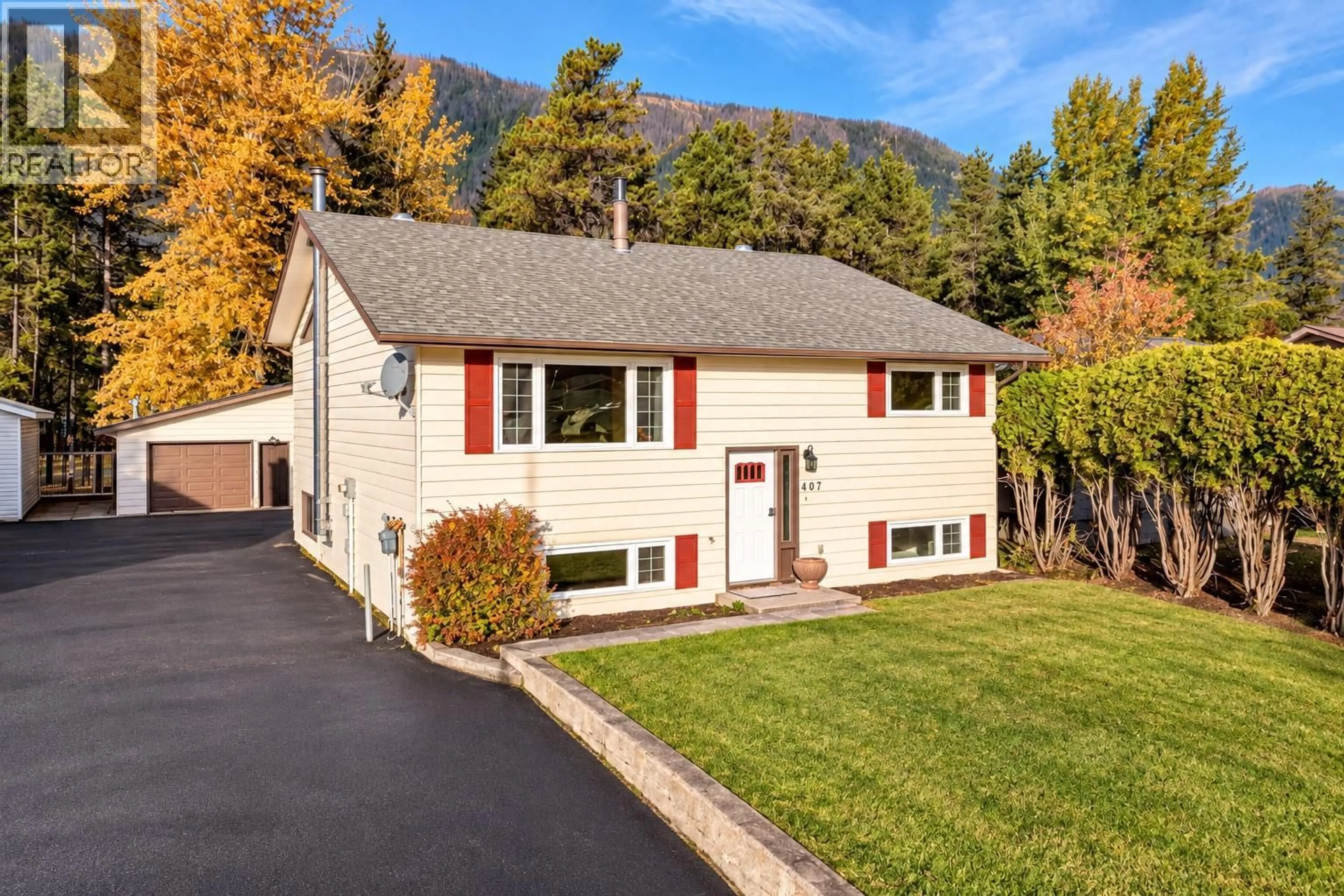 Home with vinyl exterior material, street for 407 MAPLE STREET, Sparwood British Columbia V0B2G0