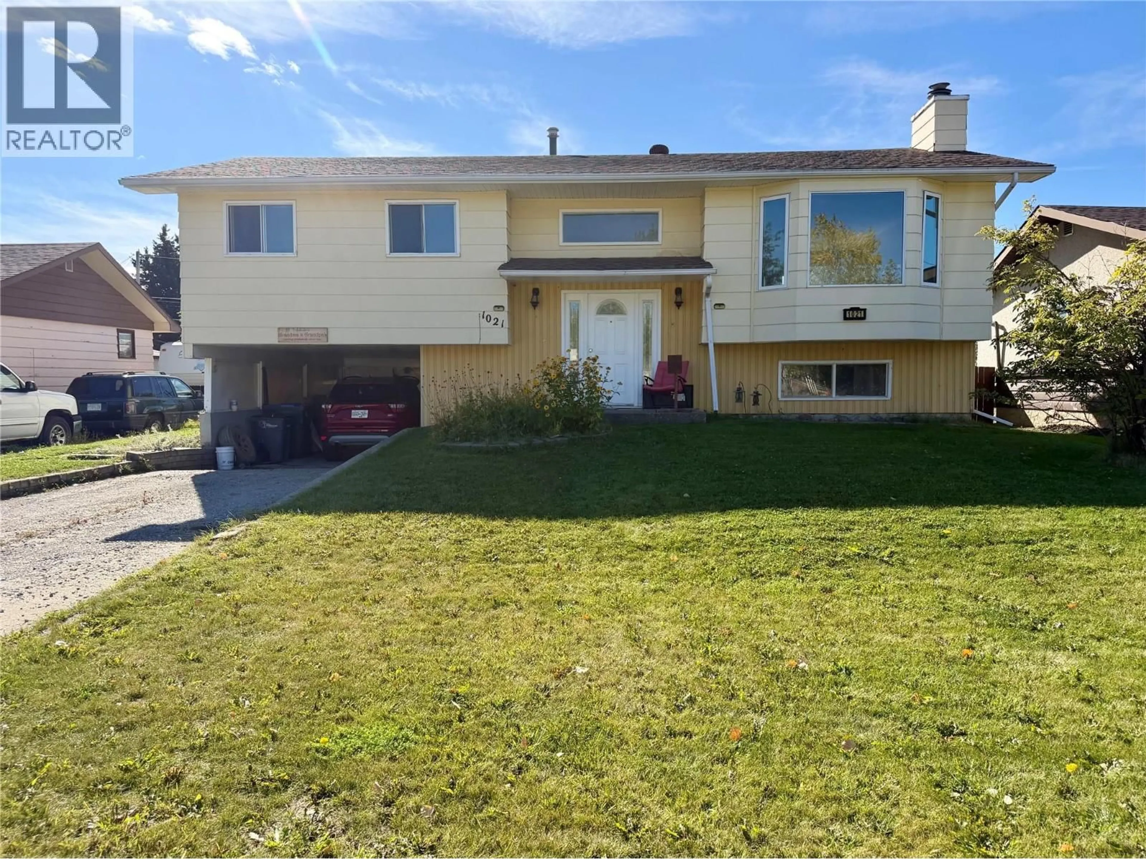 Home with vinyl exterior material, street for 1021 92 AVENUE, Dawson Creek British Columbia V1G1C2