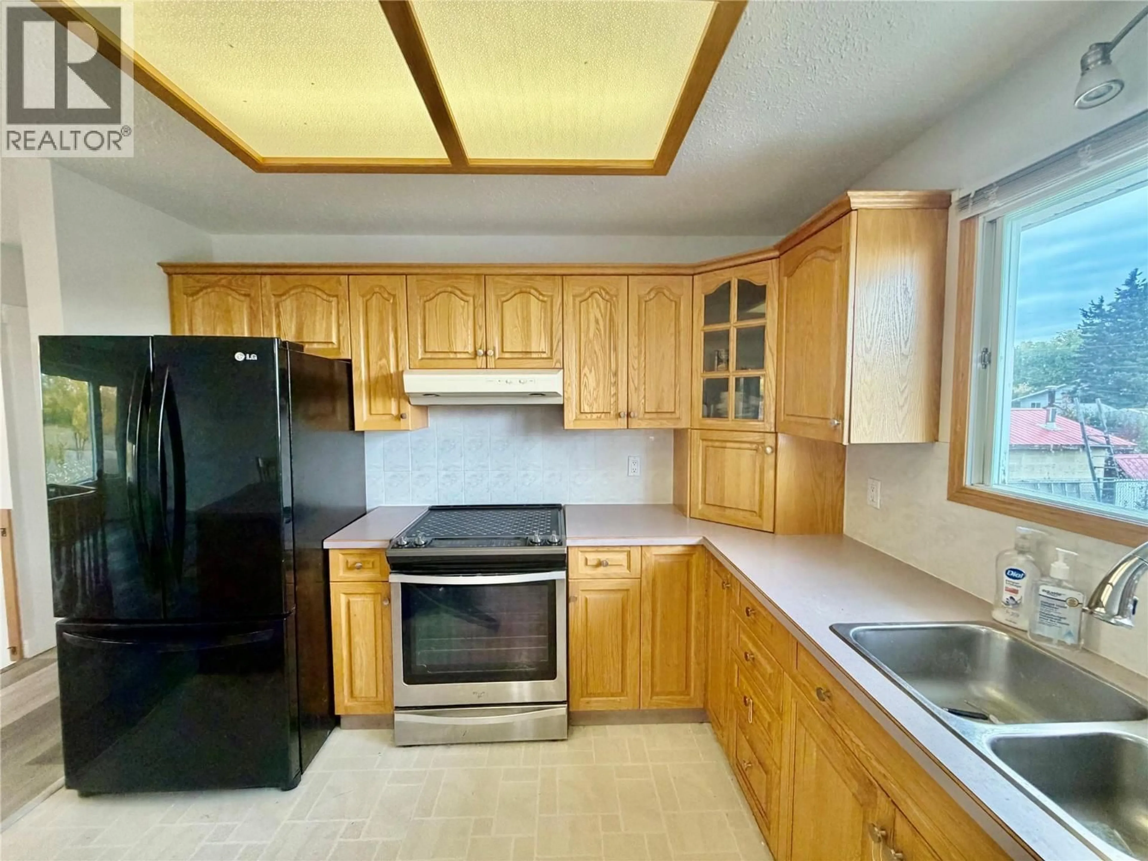 Standard kitchen, unknown for 1021 92 AVENUE, Dawson Creek British Columbia V1G1C2