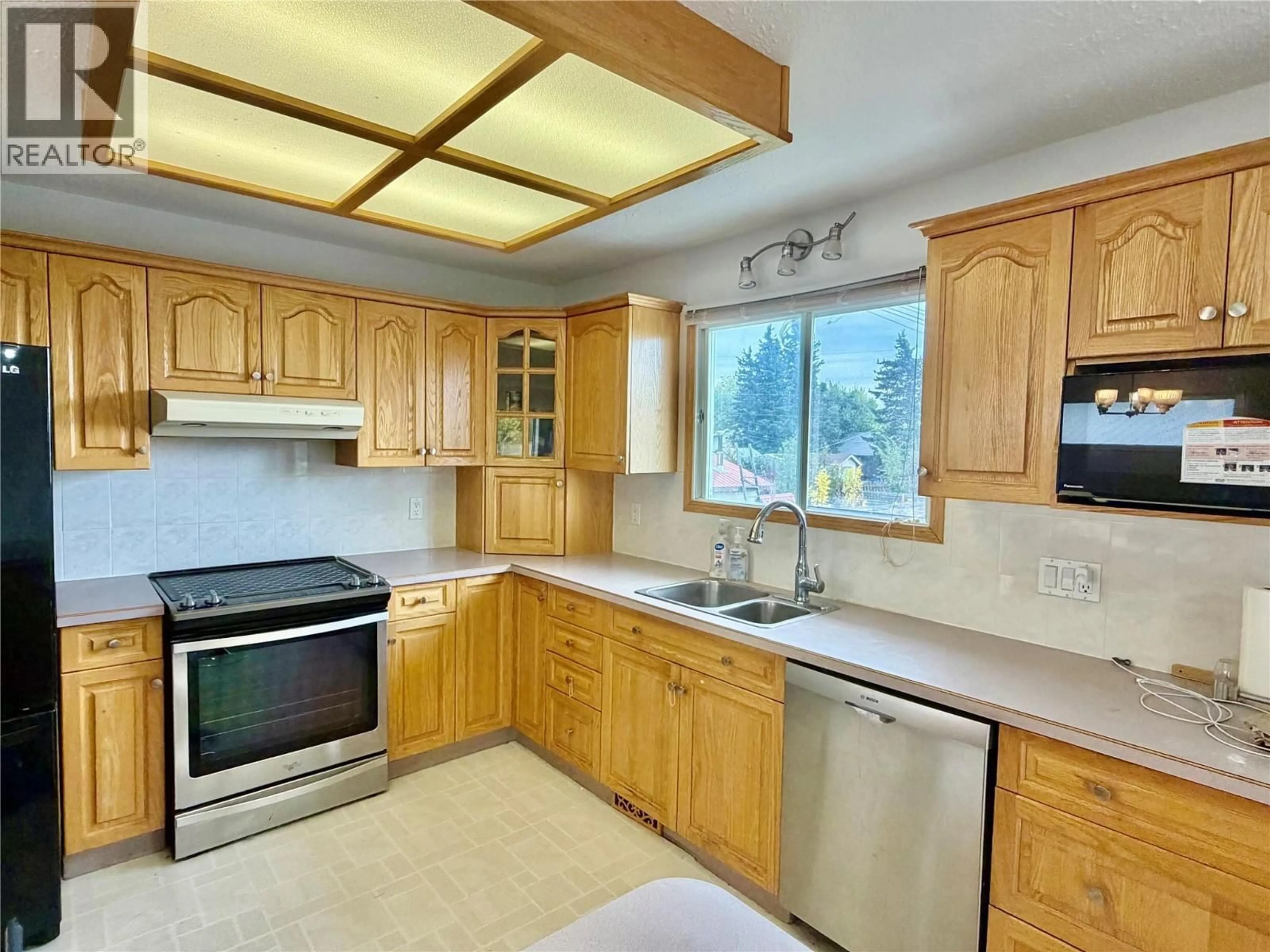 Standard kitchen, ceramic/tile floor for 1021 92 AVENUE, Dawson Creek British Columbia V1G1C2