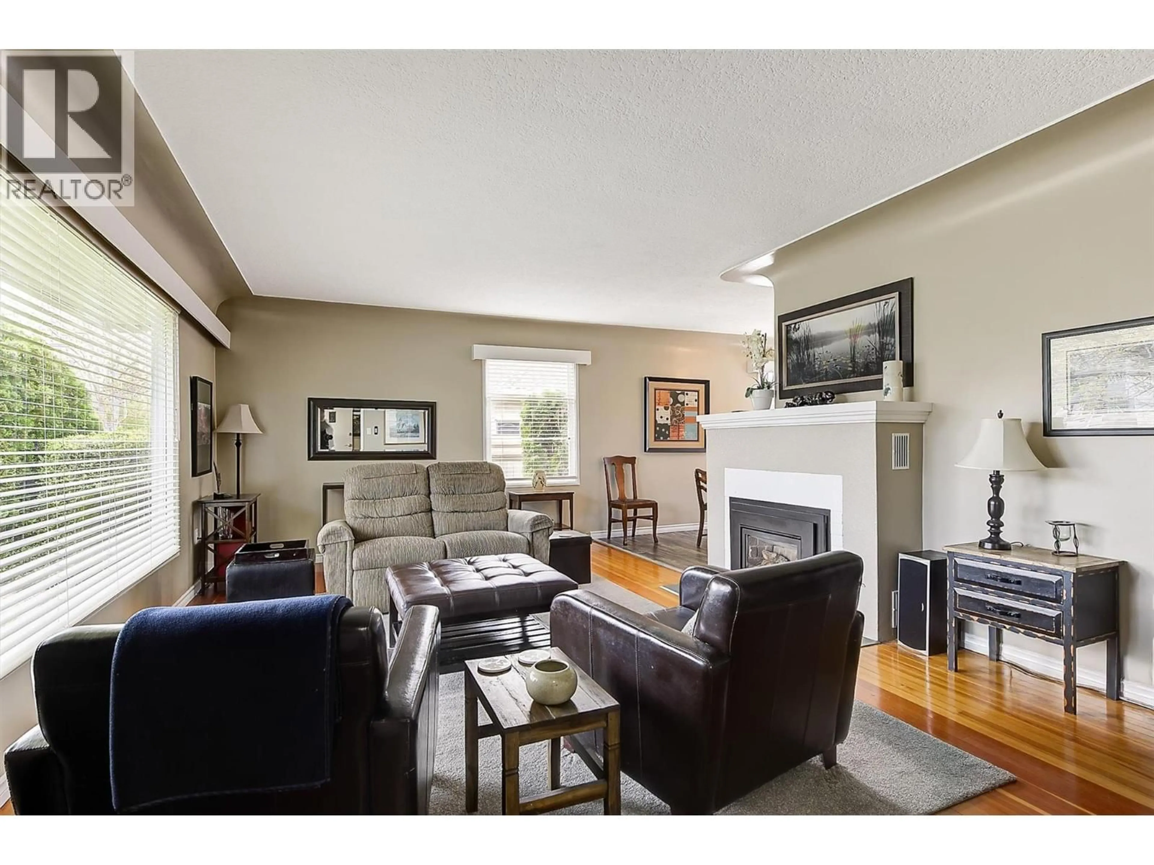Living room with furniture, unknown for 1040 LAURIER AVENUE, Kelowna British Columbia V1Y6B1