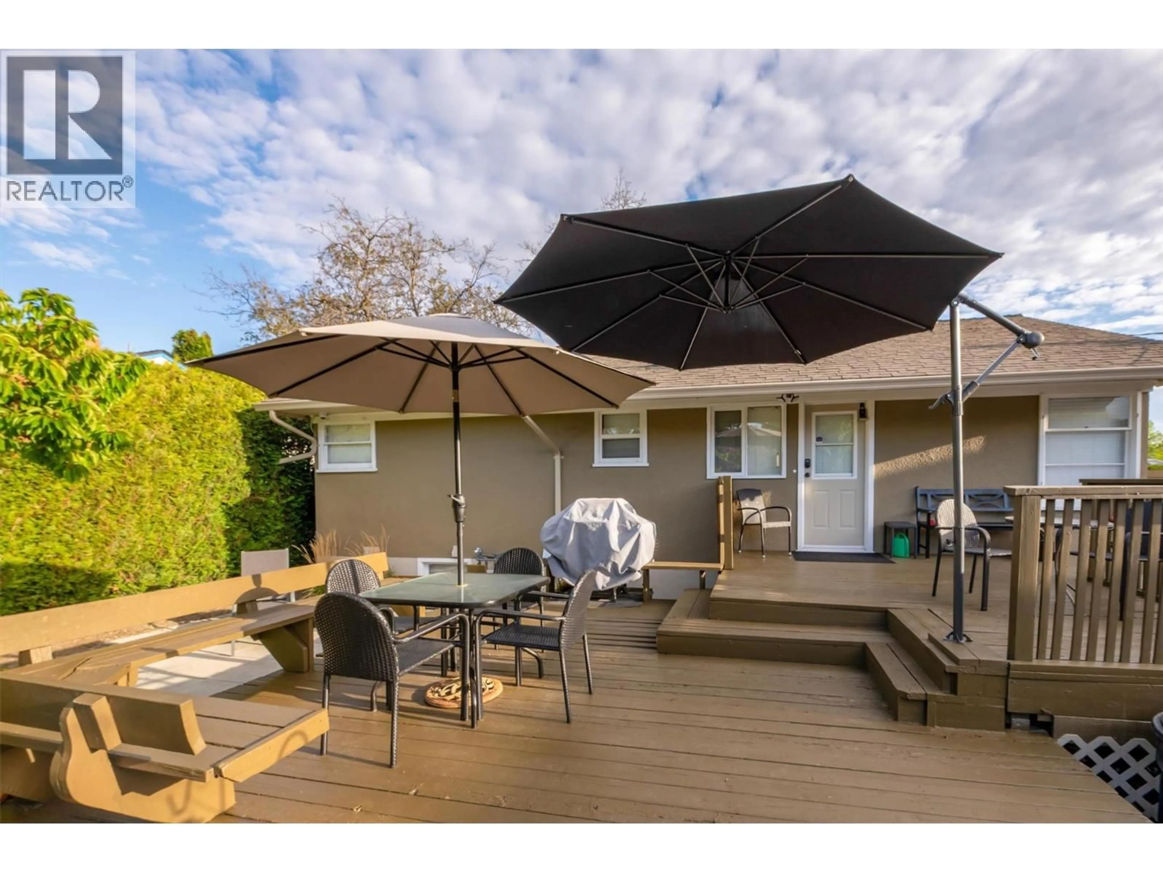 Patio, street for 1040 LAURIER AVENUE, Kelowna British Columbia V1Y6B1