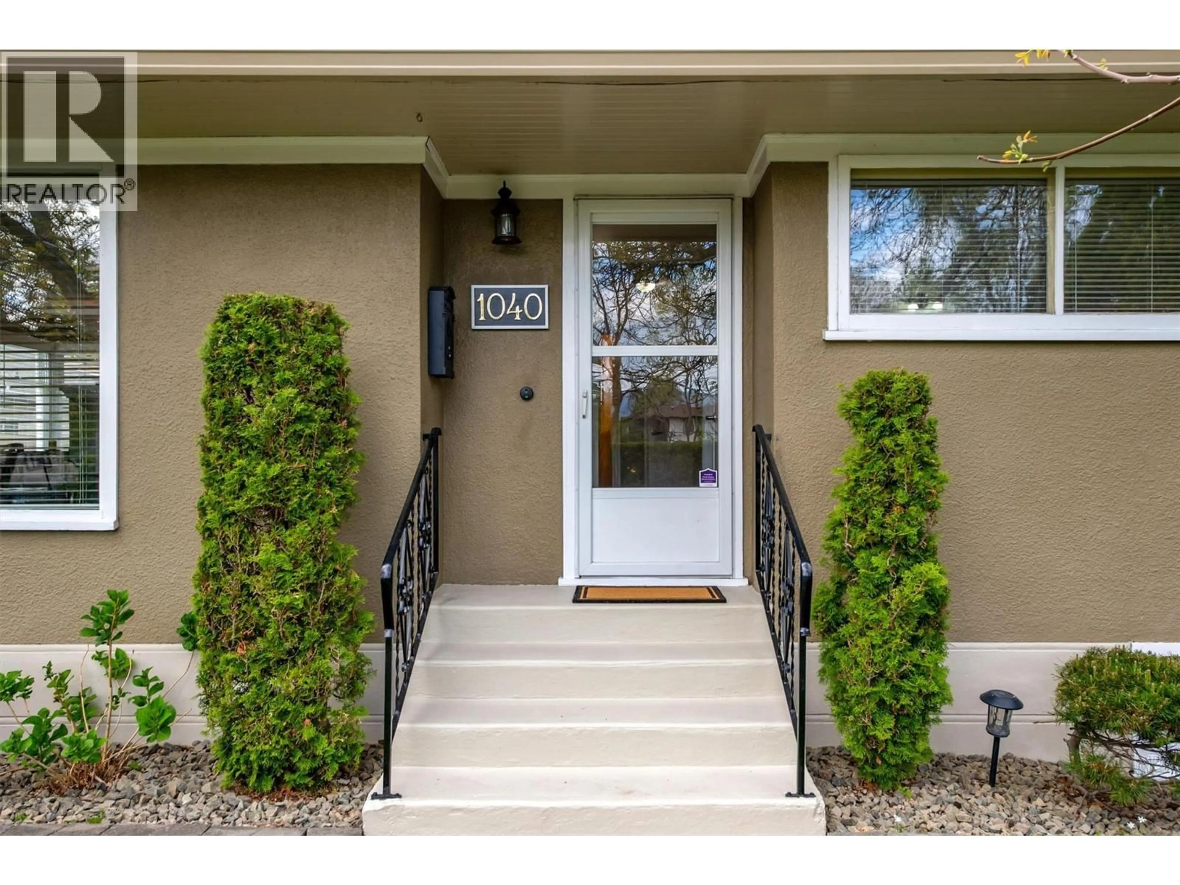 Indoor entryway for 1040 LAURIER AVENUE, Kelowna British Columbia V1Y6B1