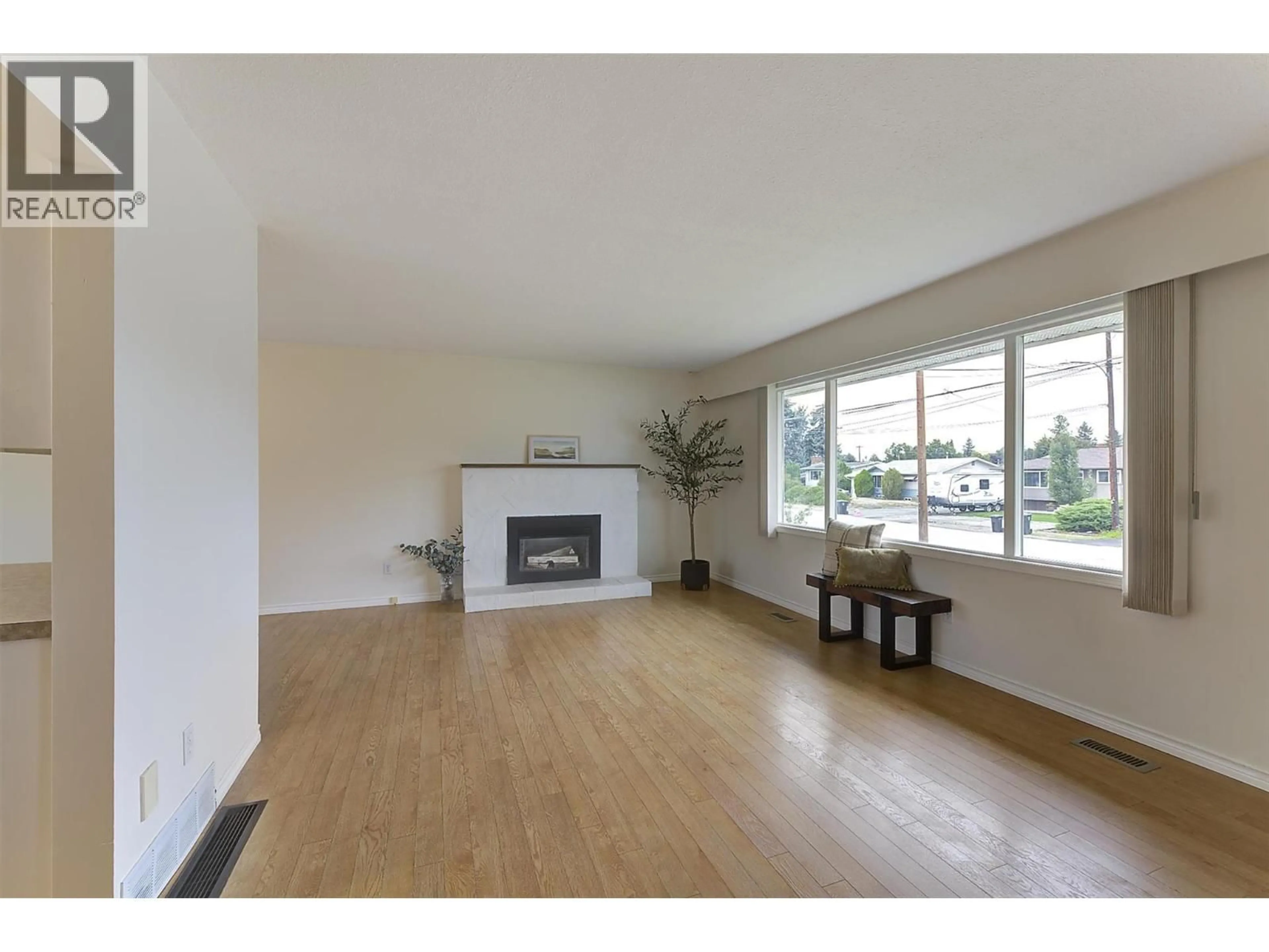 Living room with furniture, wood/laminate floor for 430 PERTH ROAD, Kelowna British Columbia V1X3R4