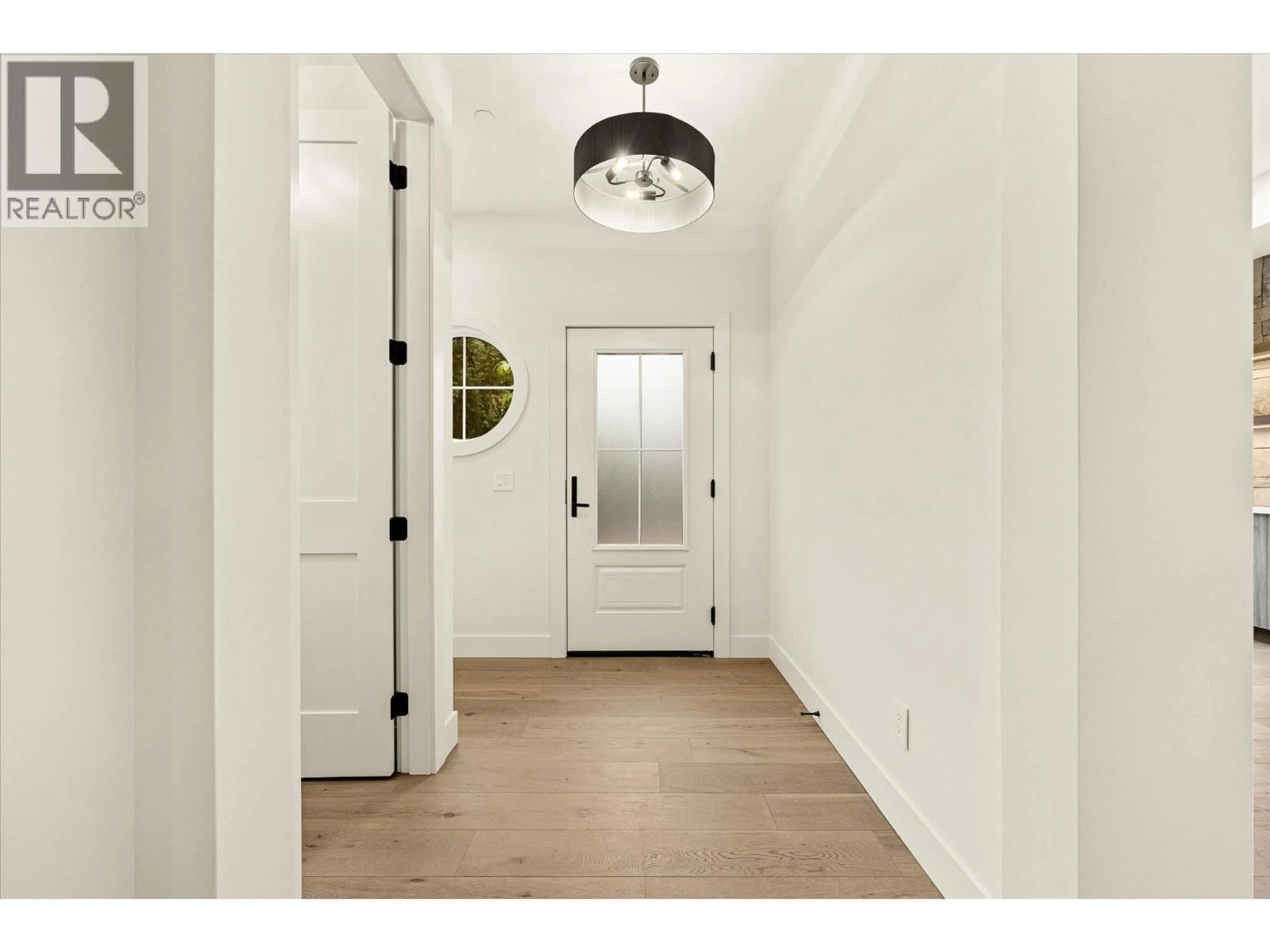 Indoor entryway for 3 - 2435 TAYLOR CRESCENT, Kelowna British Columbia V1Y1L9