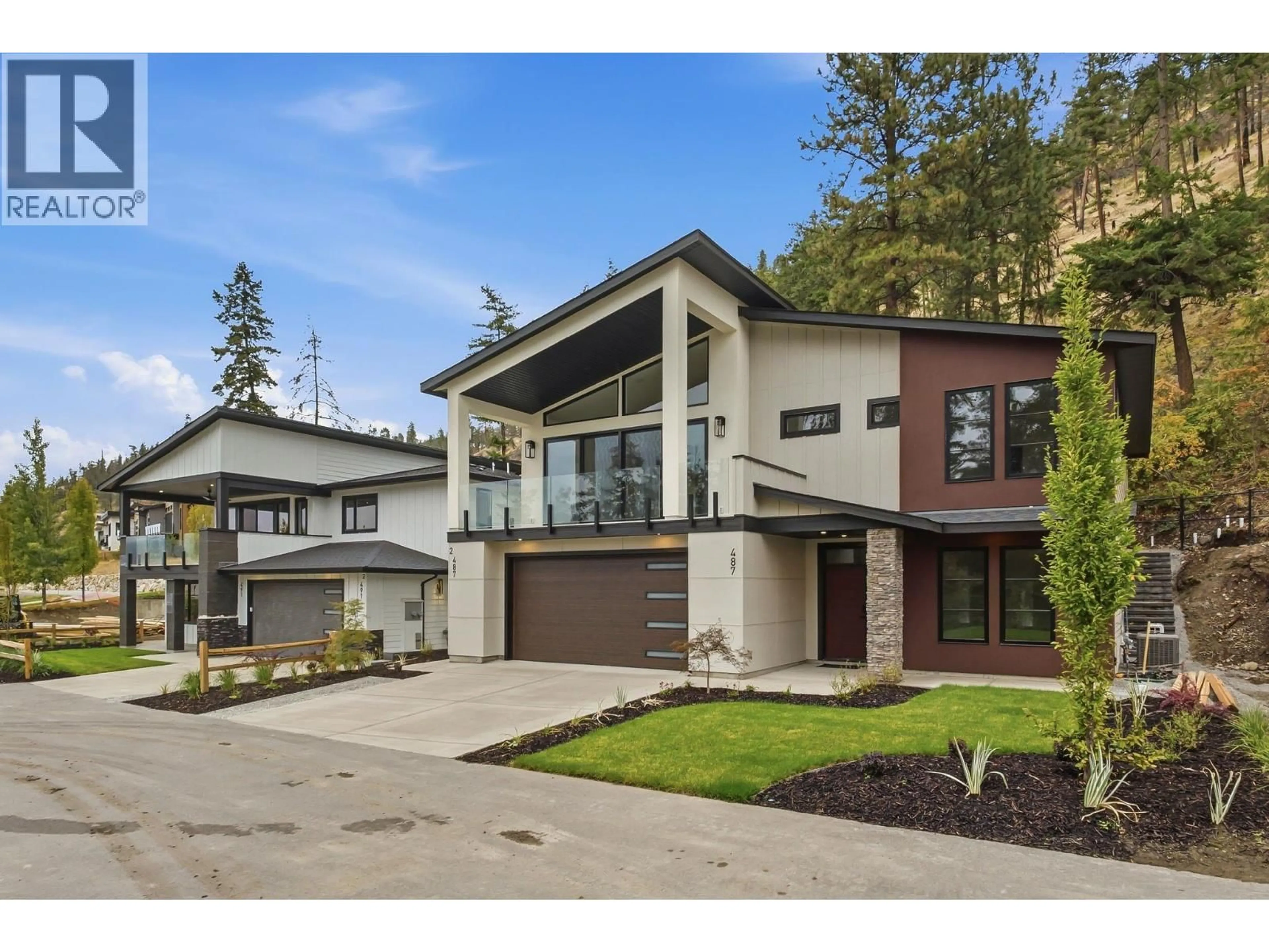 Home with vinyl exterior material, street for 487 CLIFTON ROAD NORTH, Kelowna British Columbia V1V1H1