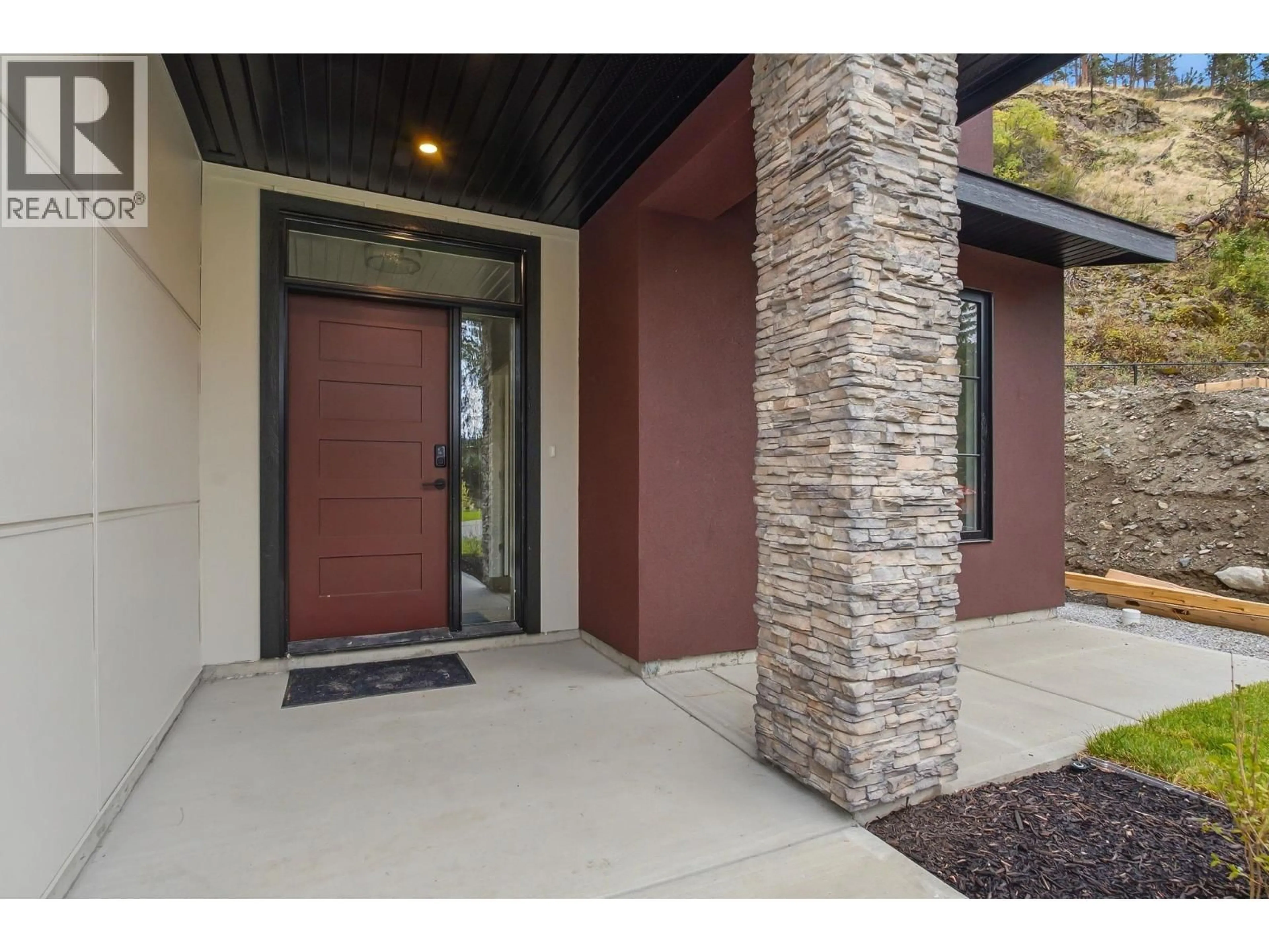 Indoor entryway for 487 CLIFTON ROAD NORTH, Kelowna British Columbia V1V1H1