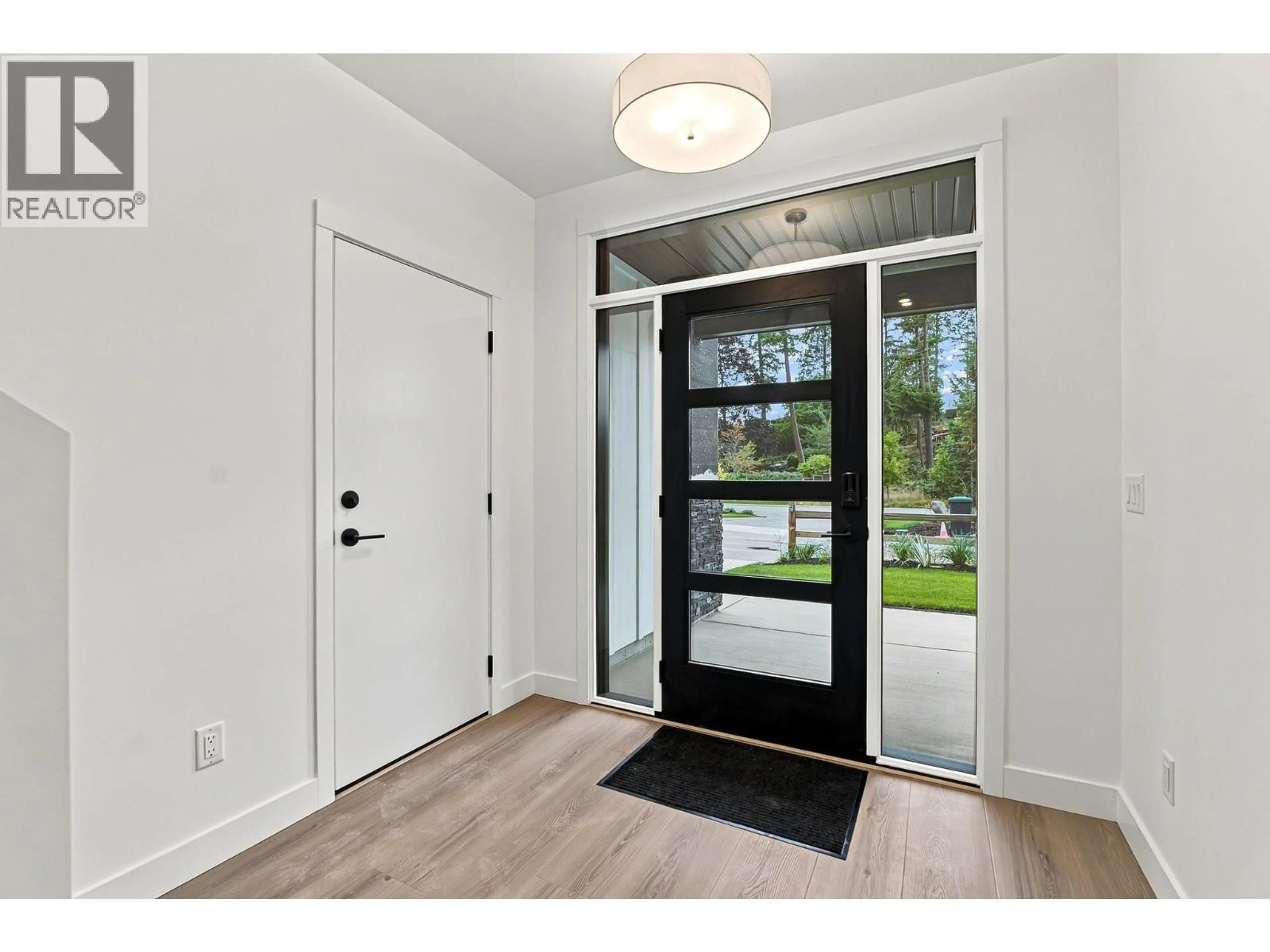 Indoor entryway for 491 CLIFTON ROAD NORTH, Kelowna British Columbia V1V1H1