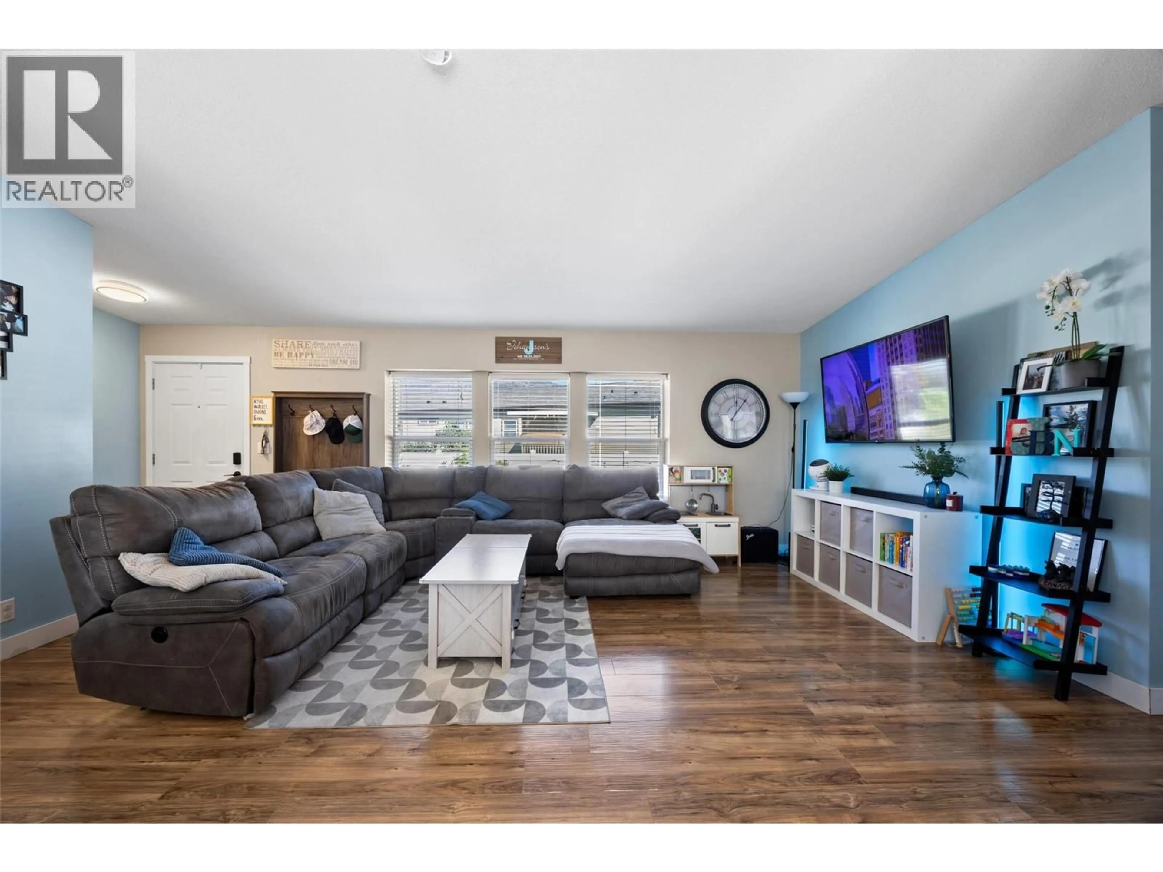Living room with furniture, wood/laminate floor for 73 - 1030 RICARDO ROAD, Kamloops British Columbia V2H0C7