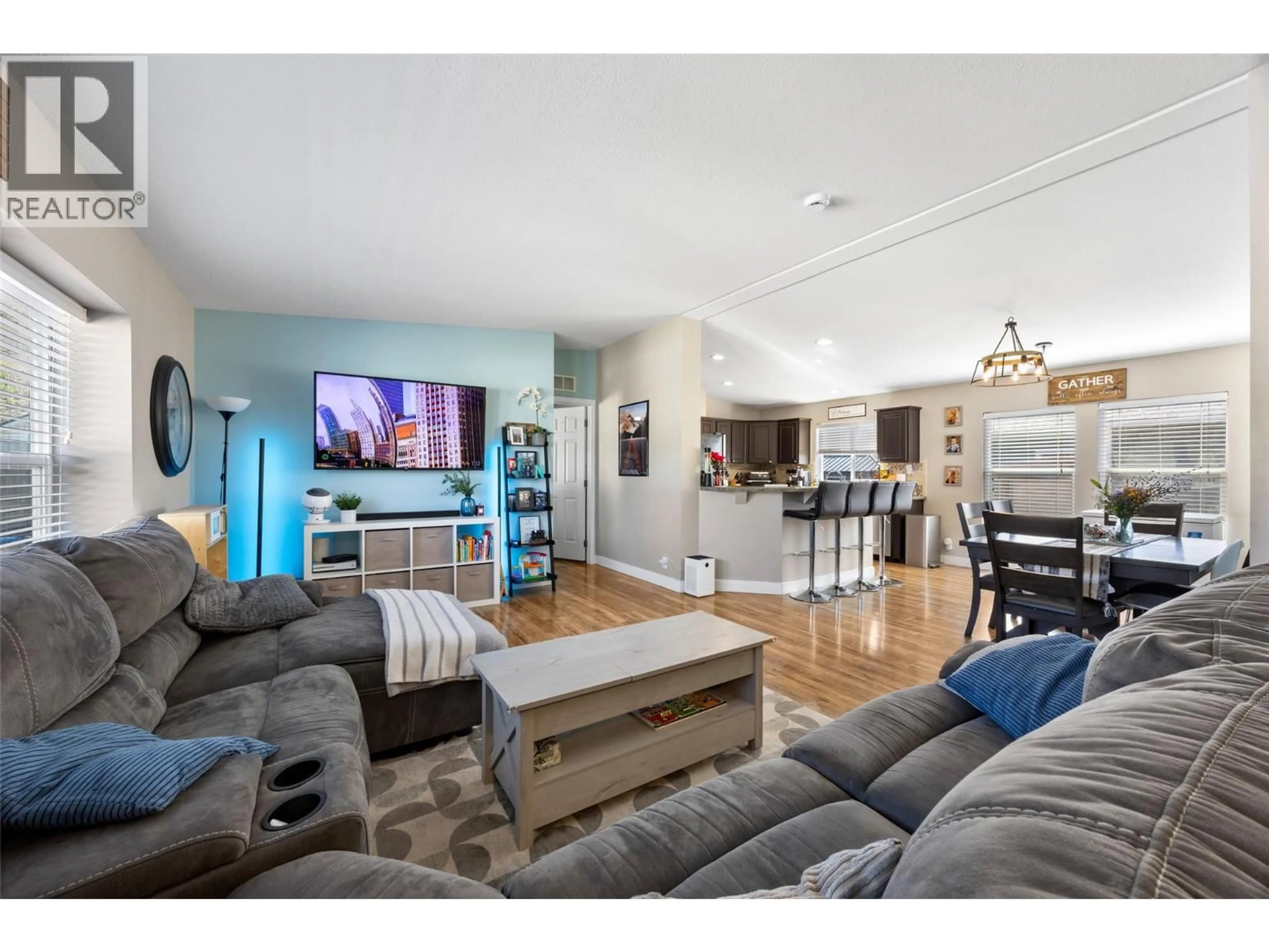 Living room with furniture, wood/laminate floor for 73 - 1030 RICARDO ROAD, Kamloops British Columbia V2H0C7