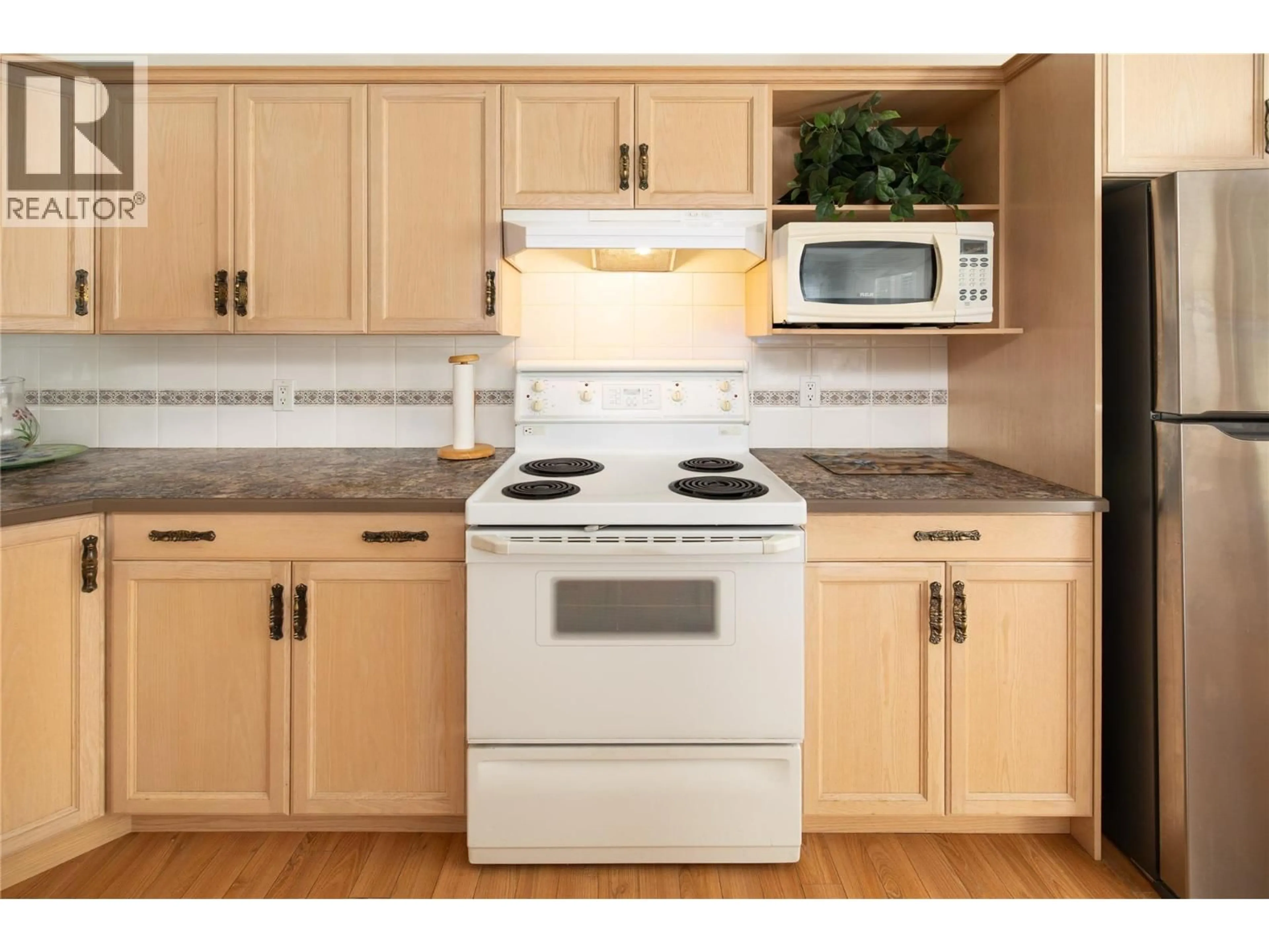 Standard kitchen, wood/laminate floor for 140 - 3788 BIRD PLACE, Kelowna British Columbia V1W4T3