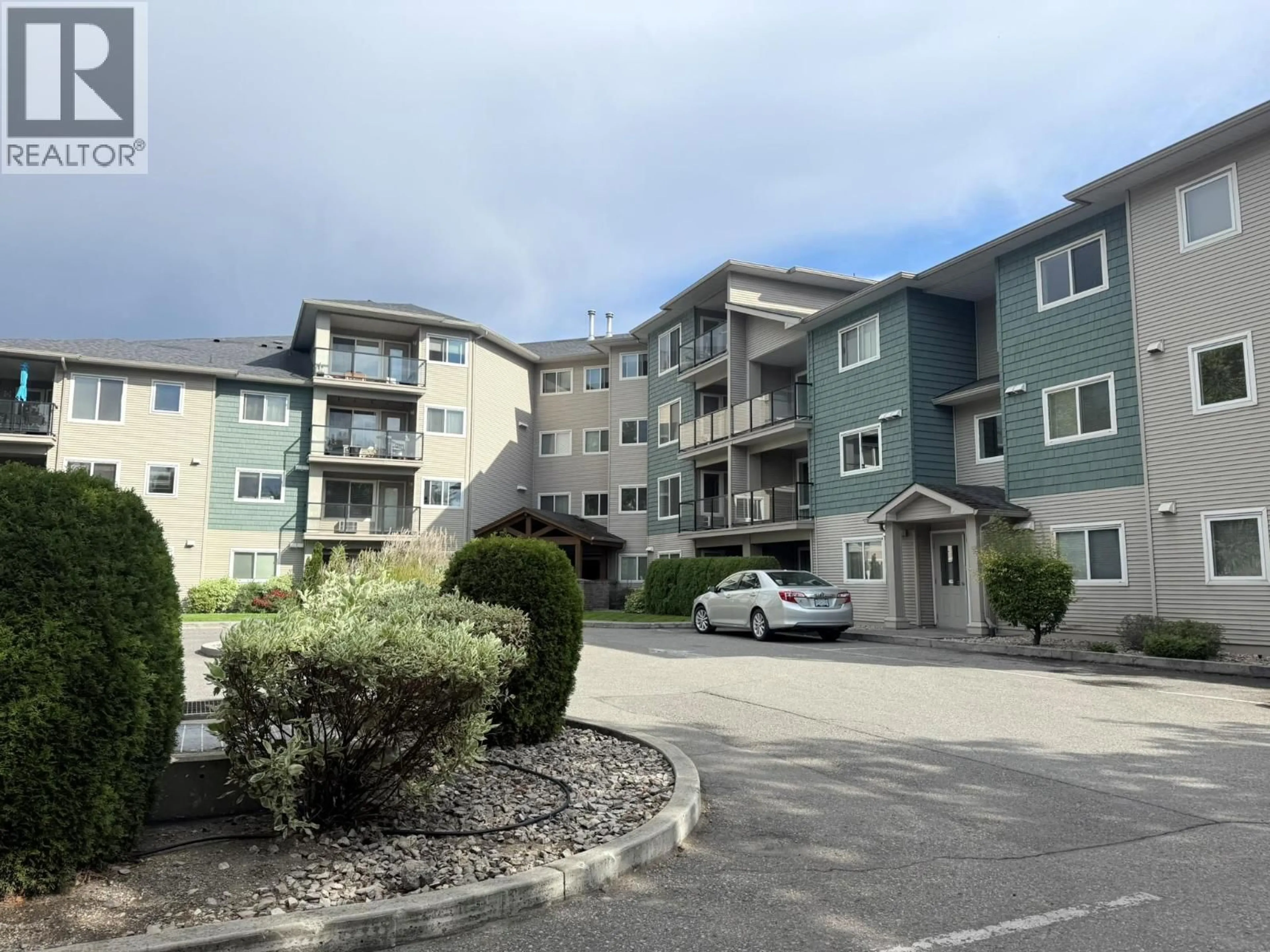 A pic from outside/outdoor area/front of a property/back of a property/a pic from drone, unknown for 406 - 135 ZIPRICK ROAD, Kelowna British Columbia V1X8B2
