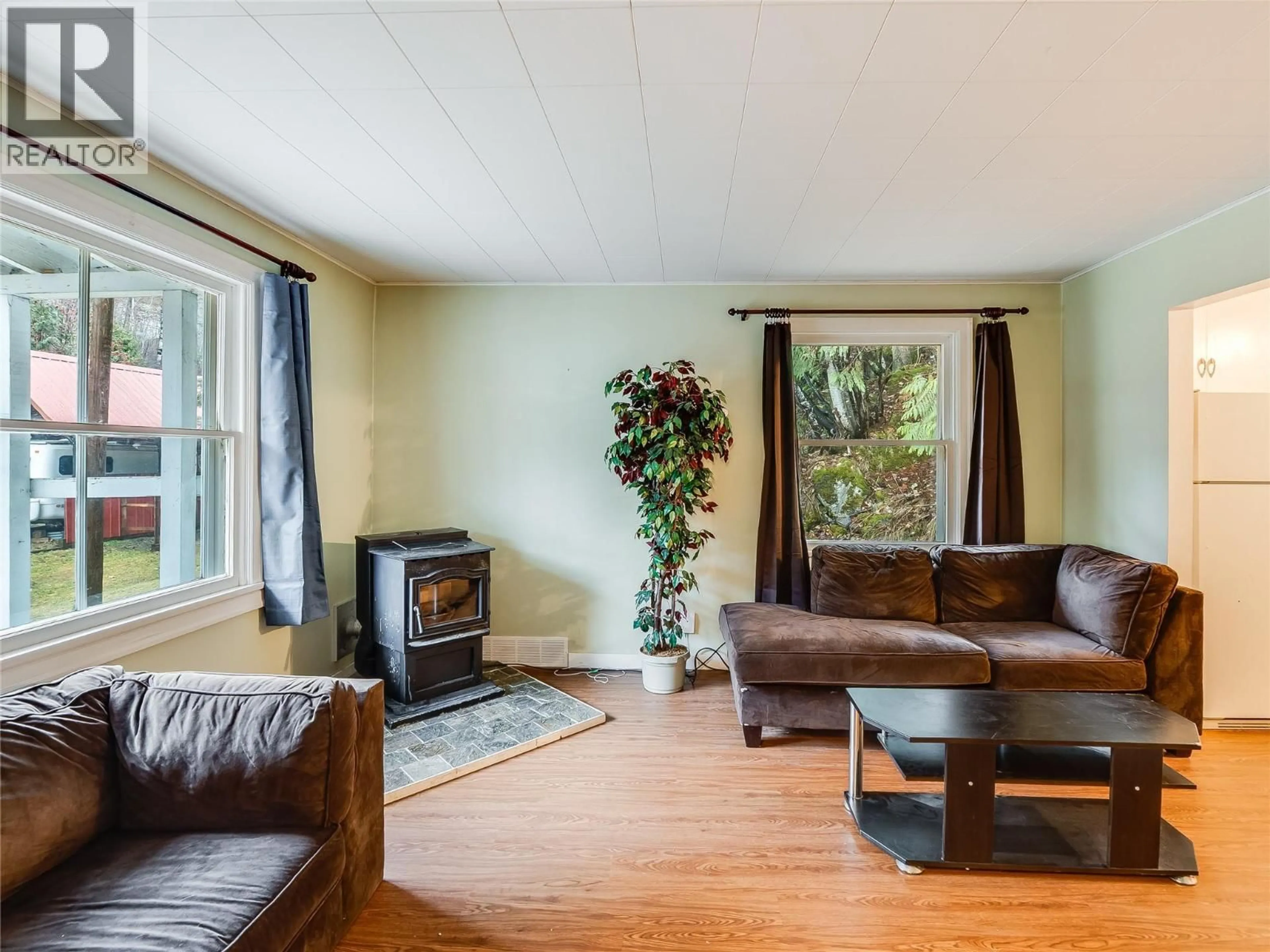 Living room with furniture, wood/laminate floor for 1802 PERRIER ROAD, Nelson British Columbia V1L6Y8