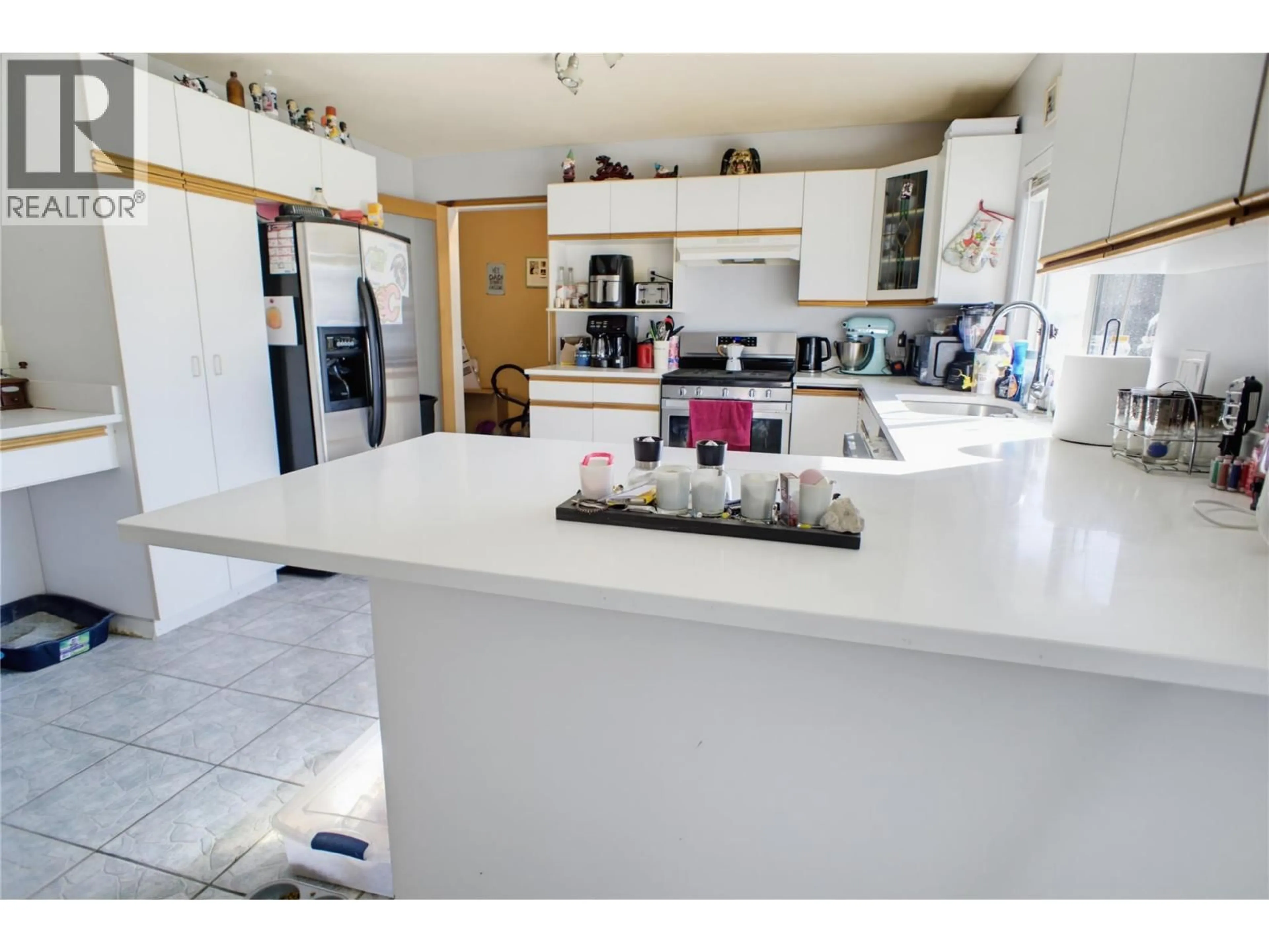 Open concept kitchen, ceramic/tile floor for 1302 CORNWALL STREET, Kamloops British Columbia V2B2T4