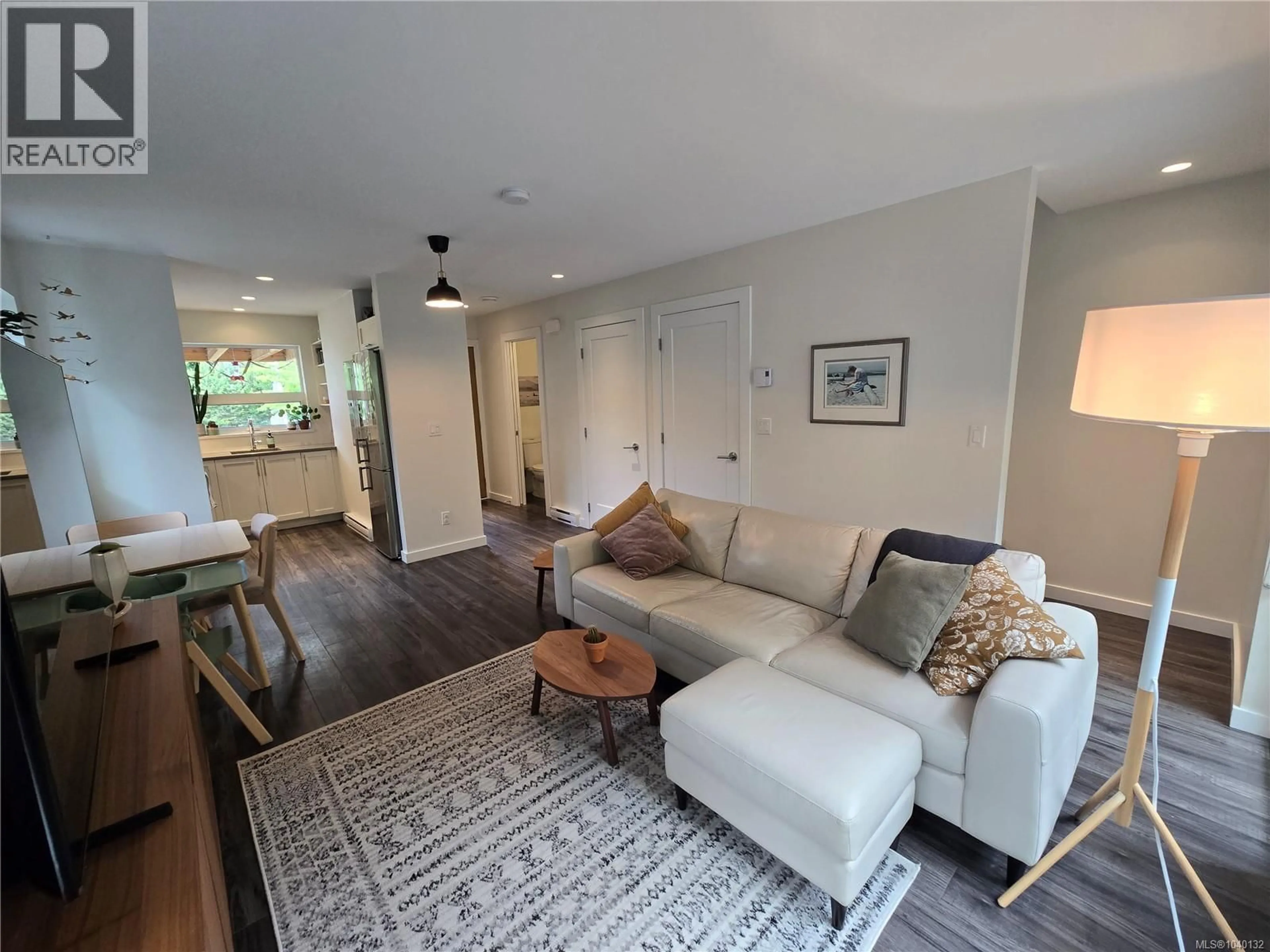 Living room with furniture, unknown for 122 - 605 GIBSON STREET, Tofino British Columbia V0R2Z0