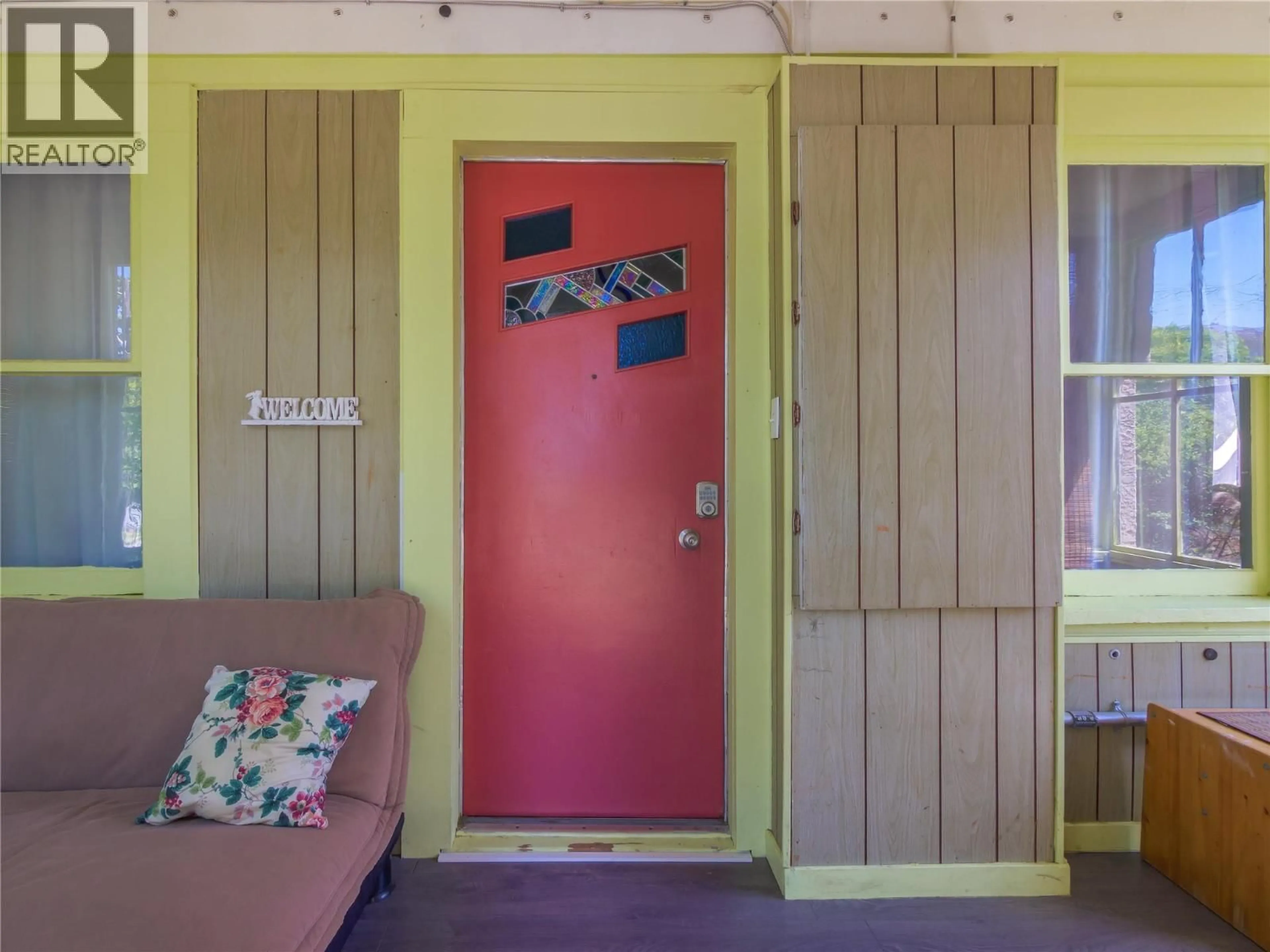 Indoor entryway for 574 VAN HORNE STREET, Penticton British Columbia V2A4K8